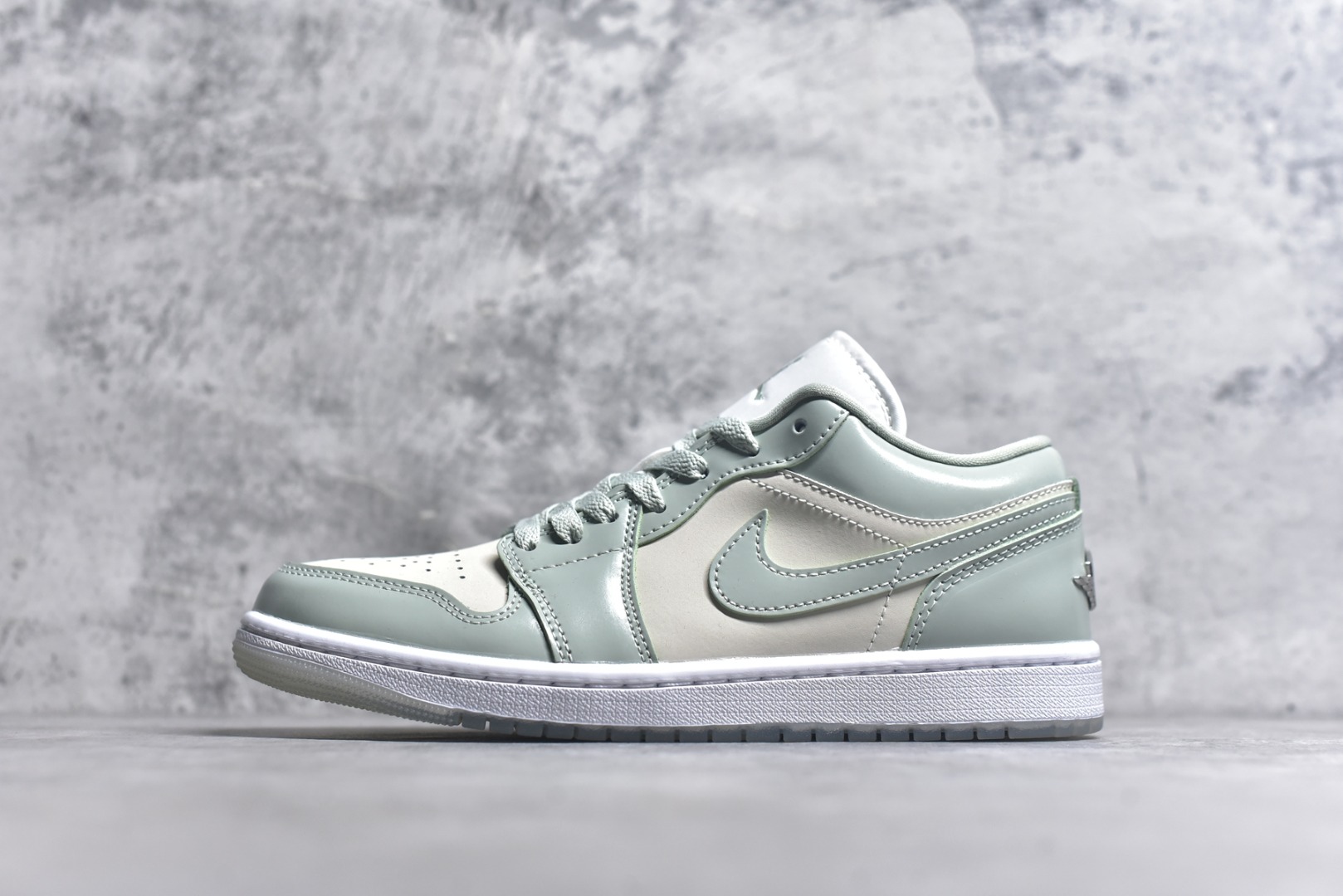 #Air Jordan AJ1 Low 低帮 浅绿HF4078-100 终端优势供应 市面中低帮最具代表性版本没有之一 口碑大厂出品 品控大底版型不断改良更新 全套原纸板楦头开发 确保原汁原味 完美呈现版型 完美零毛边处理 原厂内置全掌气垫 价格定位良心 平台专用代工流水线出品 一眼公司既视感 拿到手的一瞬间就与众不同 碾压市面所有版本 全部原鞋开发 每一个配色都会采购原鞋确认细节 打破市面看图做货无好货之说 尺码：35.5 36 36.5 37.5 38 38.5 39 40 40.5 41 42 42.5 43 44 44.5 45 46-选品中心