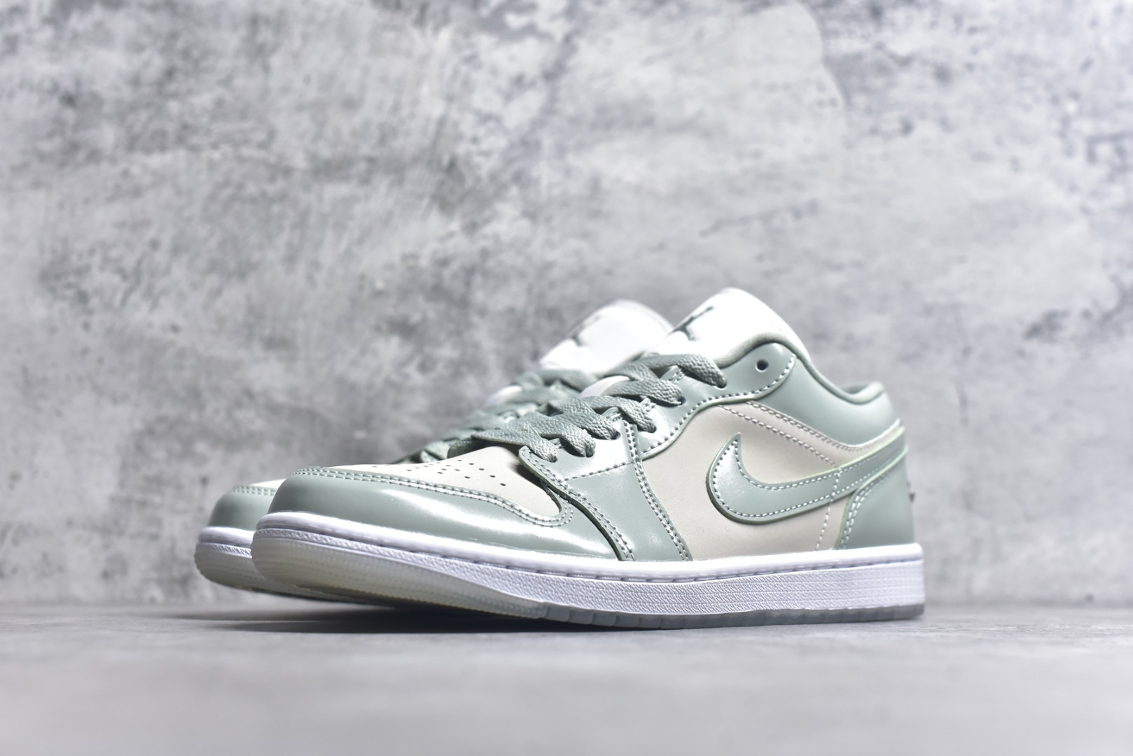 图片[2]-#Air Jordan AJ1 Low 低帮 浅绿HF4078-100 终端优势供应 市面中低帮最具代表性版本没有之一 口碑大厂出品 品控大底版型不断改良更新 全套原纸板楦头开发 确保原汁原味 完美呈现版型 完美零毛边处理 原厂内置全掌气垫 价格定位良心 平台专用代工流水线出品 一眼公司既视感 拿到手的一瞬间就与众不同 碾压市面所有版本 全部原鞋开发 每一个配色都会采购原鞋确认细节 打破市面看图做货无好货之说 尺码：35.5 36 36.5 37.5 38 38.5 39 40 40.5 41 42 42.5 43 44 44.5 45 46-选品中心