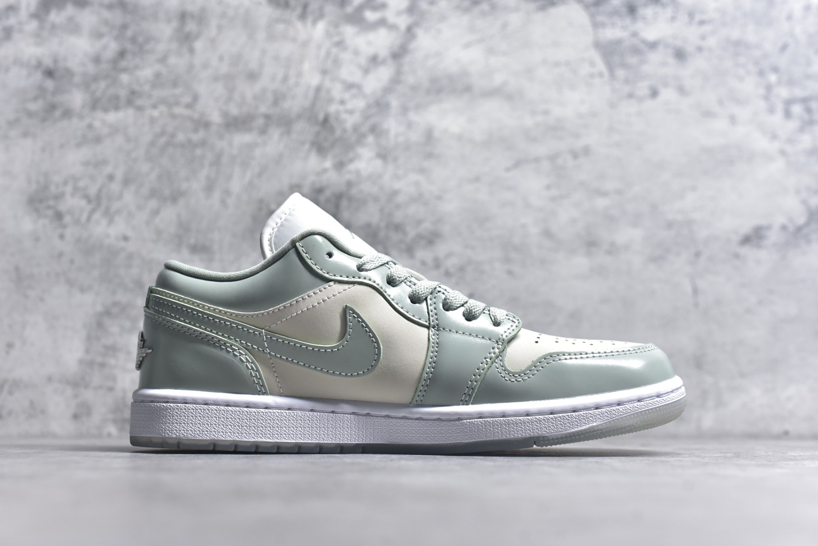 图片[3]-#Air Jordan AJ1 Low 低帮 浅绿HF4078-100 终端优势供应 市面中低帮最具代表性版本没有之一 口碑大厂出品 品控大底版型不断改良更新 全套原纸板楦头开发 确保原汁原味 完美呈现版型 完美零毛边处理 原厂内置全掌气垫 价格定位良心 平台专用代工流水线出品 一眼公司既视感 拿到手的一瞬间就与众不同 碾压市面所有版本 全部原鞋开发 每一个配色都会采购原鞋确认细节 打破市面看图做货无好货之说 尺码：35.5 36 36.5 37.5 38 38.5 39 40 40.5 41 42 42.5 43 44 44.5 45 46-选品中心