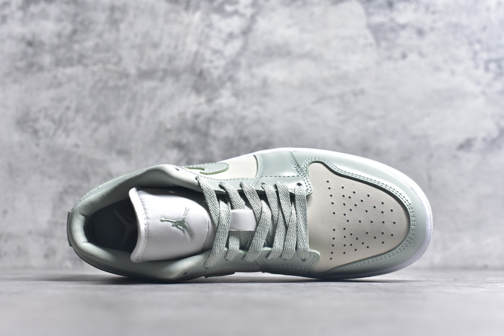 图片[4]-#Air Jordan AJ1 Low 低帮 浅绿HF4078-100 终端优势供应 市面中低帮最具代表性版本没有之一 口碑大厂出品 品控大底版型不断改良更新 全套原纸板楦头开发 确保原汁原味 完美呈现版型 完美零毛边处理 原厂内置全掌气垫 价格定位良心 平台专用代工流水线出品 一眼公司既视感 拿到手的一瞬间就与众不同 碾压市面所有版本 全部原鞋开发 每一个配色都会采购原鞋确认细节 打破市面看图做货无好货之说 尺码：35.5 36 36.5 37.5 38 38.5 39 40 40.5 41 42 42.5 43 44 44.5 45 46-选品中心