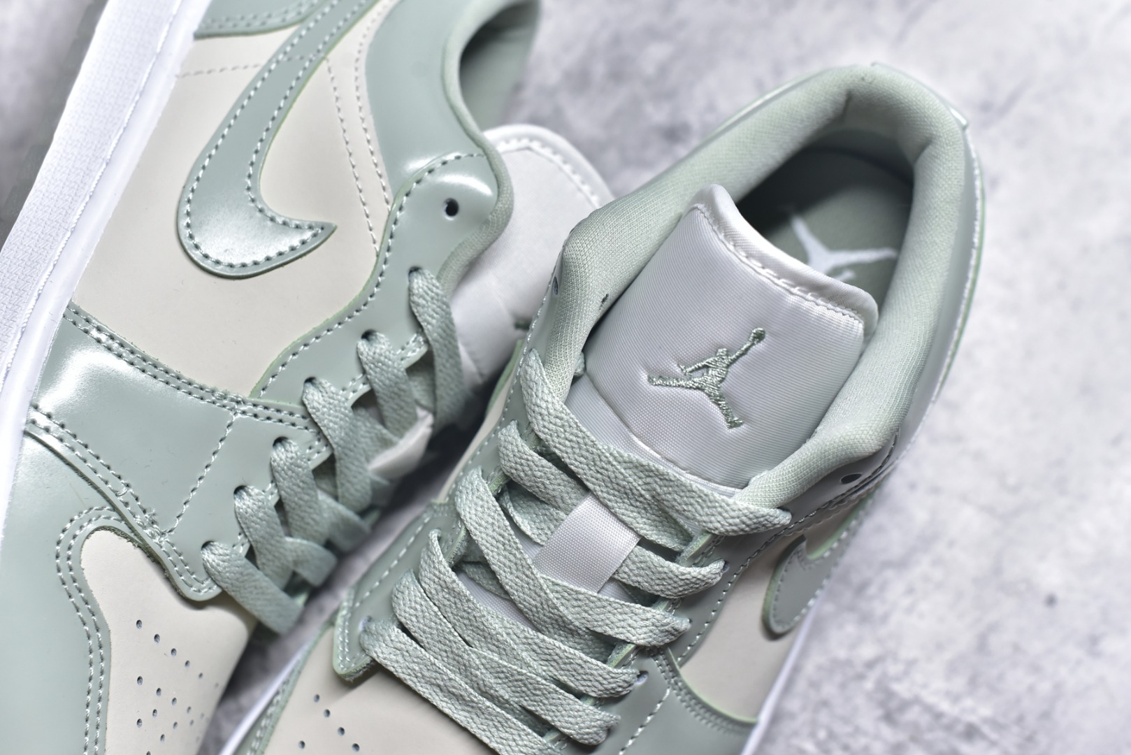 图片[9]-#Air Jordan AJ1 Low 低帮 浅绿HF4078-100 终端优势供应 市面中低帮最具代表性版本没有之一 口碑大厂出品 品控大底版型不断改良更新 全套原纸板楦头开发 确保原汁原味 完美呈现版型 完美零毛边处理 原厂内置全掌气垫 价格定位良心 平台专用代工流水线出品 一眼公司既视感 拿到手的一瞬间就与众不同 碾压市面所有版本 全部原鞋开发 每一个配色都会采购原鞋确认细节 打破市面看图做货无好货之说 尺码：35.5 36 36.5 37.5 38 38.5 39 40 40.5 41 42 42.5 43 44 44.5 45 46-选品中心