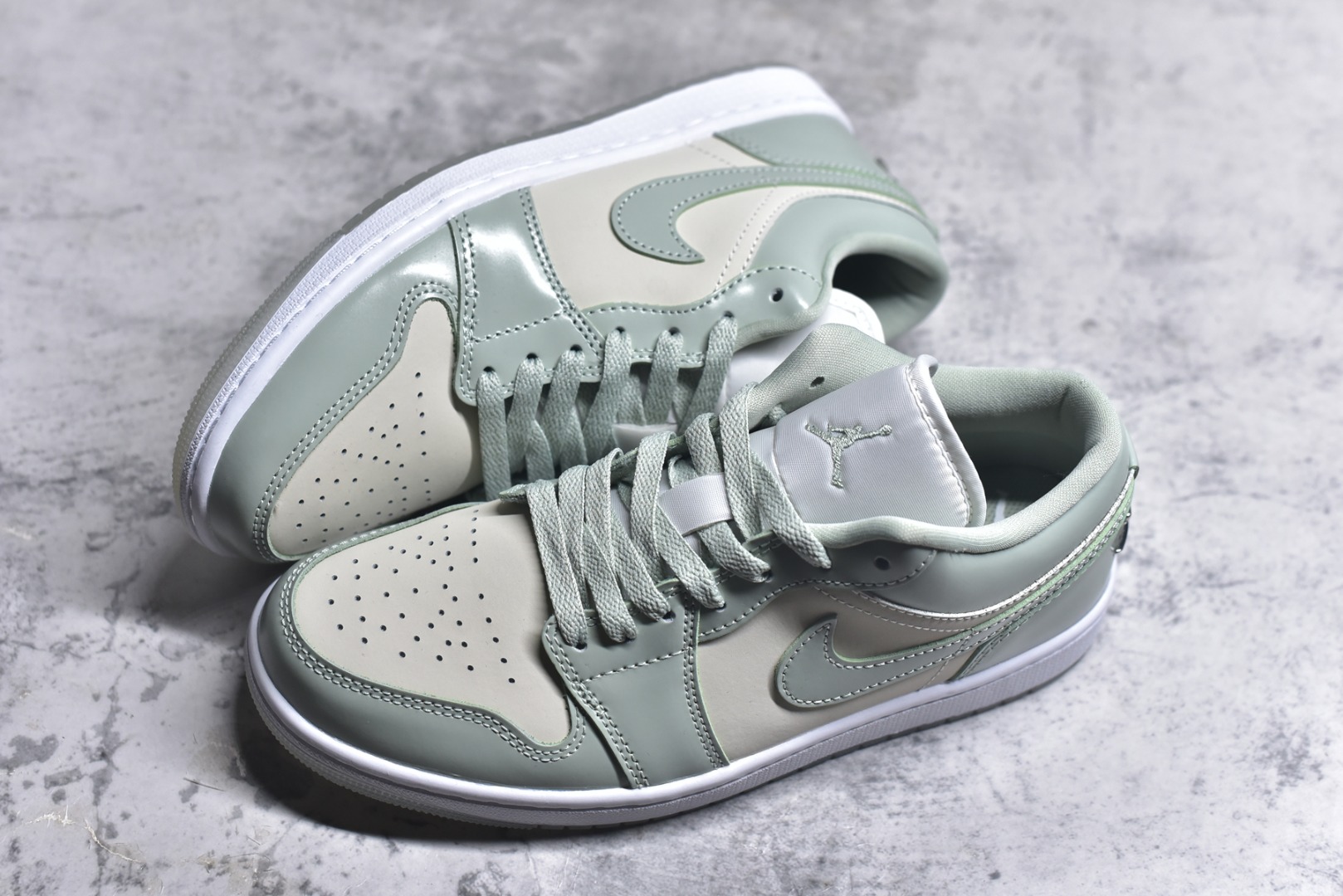 图片[7]-#Air Jordan AJ1 Low 低帮 浅绿HF4078-100 终端优势供应 市面中低帮最具代表性版本没有之一 口碑大厂出品 品控大底版型不断改良更新 全套原纸板楦头开发 确保原汁原味 完美呈现版型 完美零毛边处理 原厂内置全掌气垫 价格定位良心 平台专用代工流水线出品 一眼公司既视感 拿到手的一瞬间就与众不同 碾压市面所有版本 全部原鞋开发 每一个配色都会采购原鞋确认细节 打破市面看图做货无好货之说 尺码：35.5 36 36.5 37.5 38 38.5 39 40 40.5 41 42 42.5 43 44 44.5 45 46-选品中心