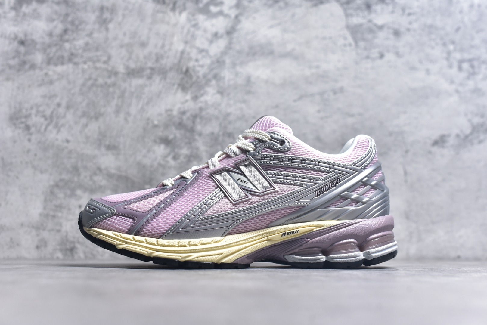 #New Balance 1906系列复古老爹风休闲运动慢跑鞋 #采用轻质牛剖革拼接透气网眼衬垫织物鞋面材质 T-Beam大底提供足步弓支撑，保持步态稳定 后跟搭载外露缓震胶 货号：U1906RNF 尺码：36 37 37.5 38 38.5 39 40 40.5 41 42 42.5 43 44 44.5 45 46.5-选品中心
