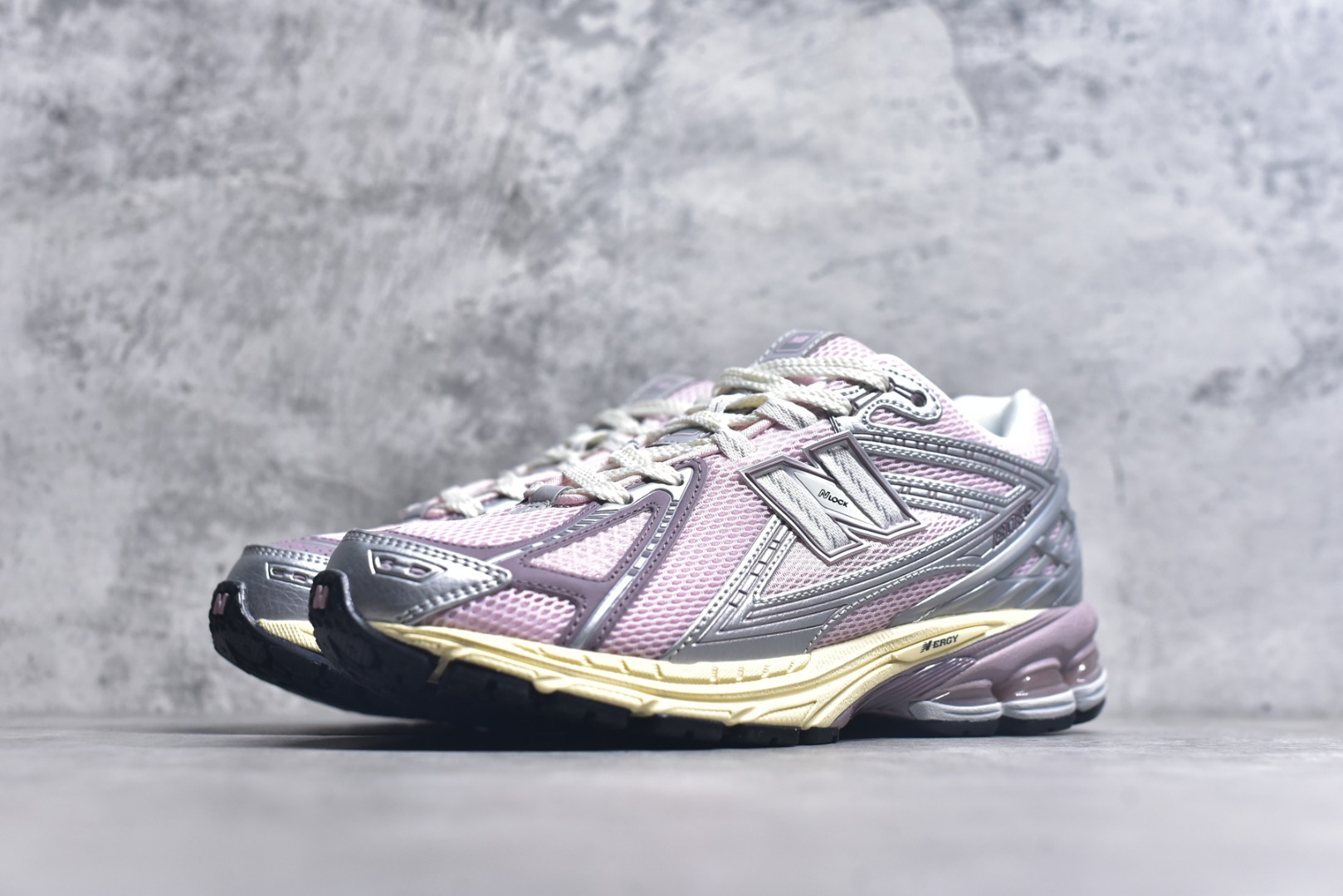 图片[2]-#New Balance 1906系列复古老爹风休闲运动慢跑鞋 #采用轻质牛剖革拼接透气网眼衬垫织物鞋面材质 T-Beam大底提供足步弓支撑，保持步态稳定 后跟搭载外露缓震胶 货号：U1906RNF 尺码：36 37 37.5 38 38.5 39 40 40.5 41 42 42.5 43 44 44.5 45 46.5-选品中心