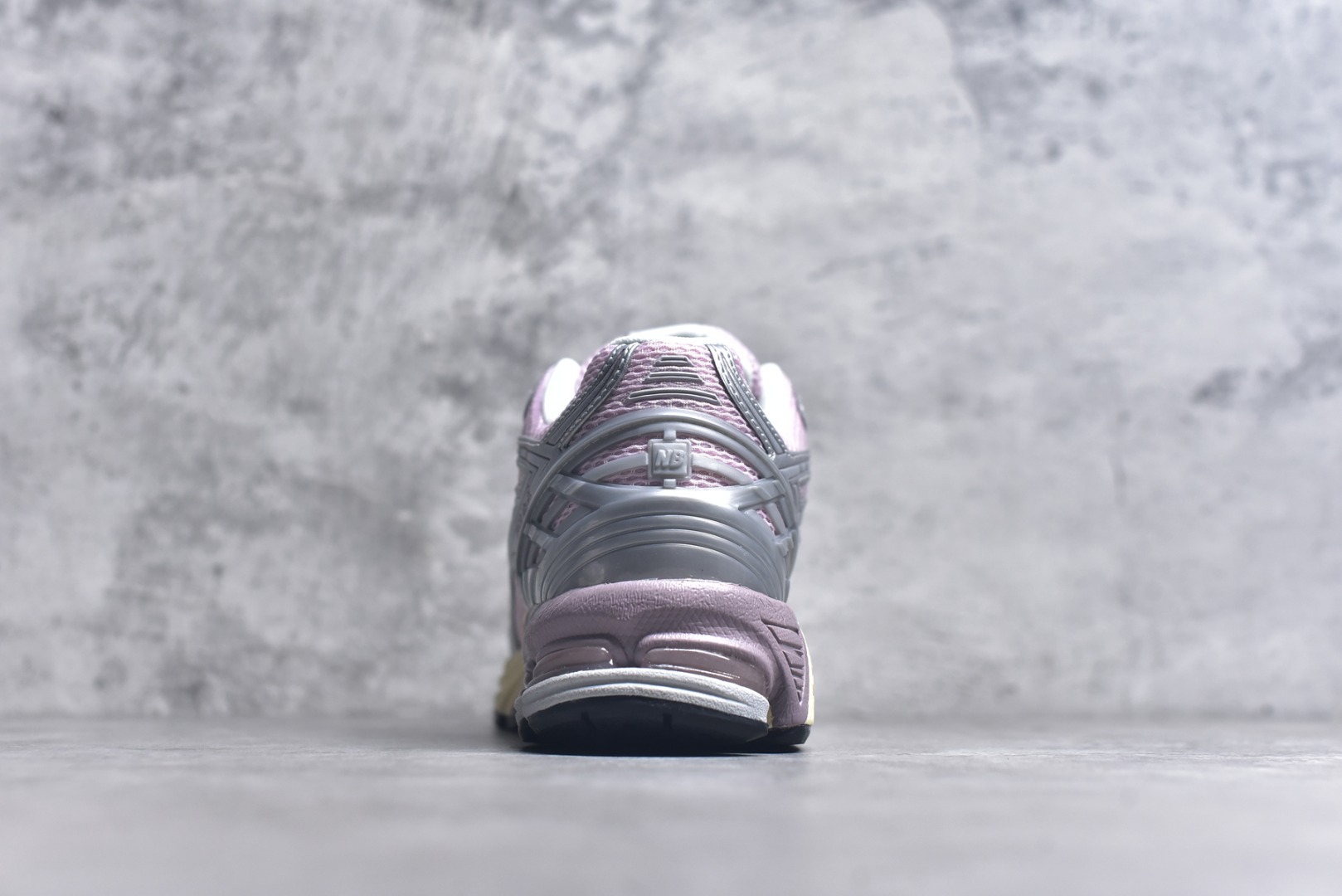 图片[5]-#New Balance 1906系列复古老爹风休闲运动慢跑鞋 #采用轻质牛剖革拼接透气网眼衬垫织物鞋面材质 T-Beam大底提供足步弓支撑，保持步态稳定 后跟搭载外露缓震胶 货号：U1906RNF 尺码：36 37 37.5 38 38.5 39 40 40.5 41 42 42.5 43 44 44.5 45 46.5-选品中心