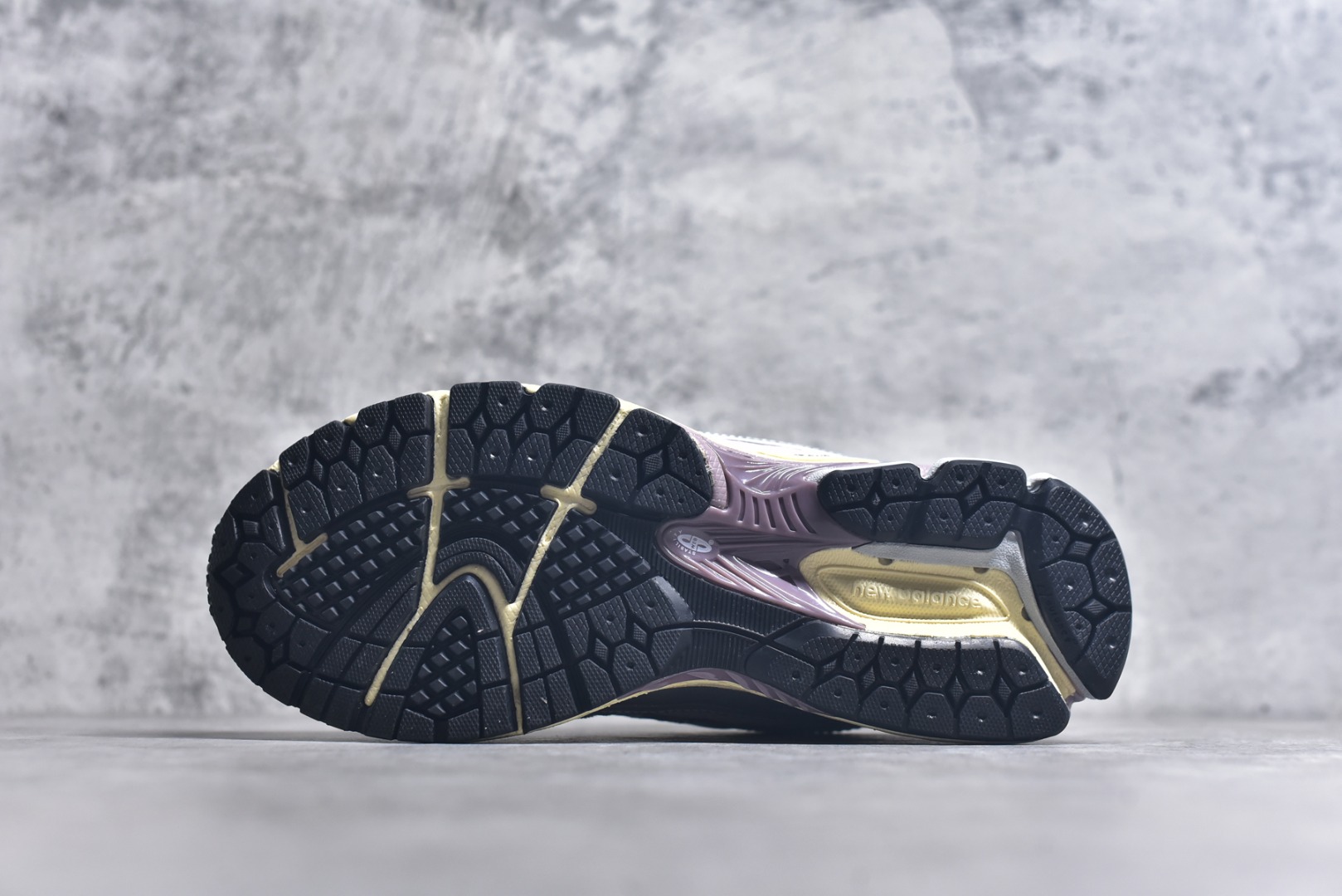 图片[6]-#New Balance 1906系列复古老爹风休闲运动慢跑鞋 #采用轻质牛剖革拼接透气网眼衬垫织物鞋面材质 T-Beam大底提供足步弓支撑，保持步态稳定 后跟搭载外露缓震胶 货号：U1906RNF 尺码：36 37 37.5 38 38.5 39 40 40.5 41 42 42.5 43 44 44.5 45 46.5-选品中心