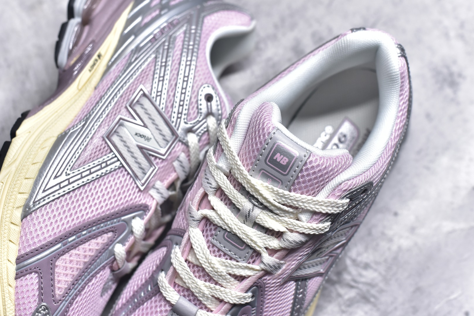 图片[9]-#New Balance 1906系列复古老爹风休闲运动慢跑鞋 #采用轻质牛剖革拼接透气网眼衬垫织物鞋面材质 T-Beam大底提供足步弓支撑，保持步态稳定 后跟搭载外露缓震胶 货号：U1906RNF 尺码：36 37 37.5 38 38.5 39 40 40.5 41 42 42.5 43 44 44.5 45 46.5-选品中心