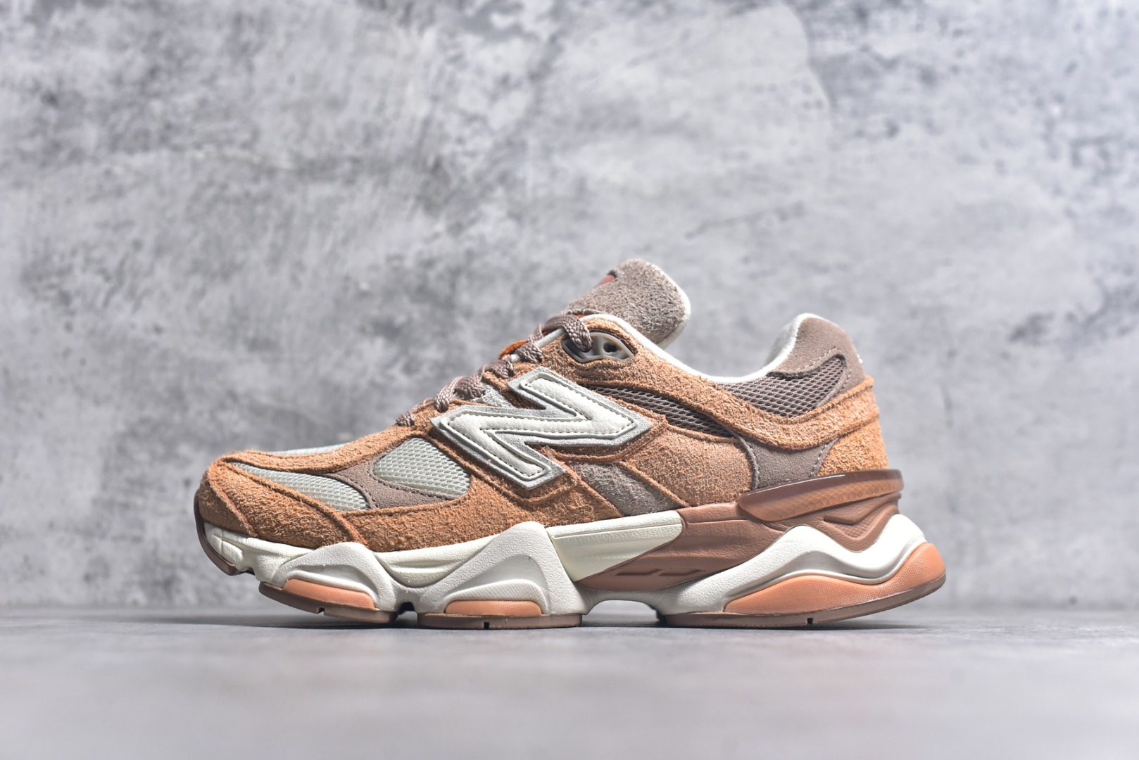 #New Balance NB9060 联名款 复古休闲运动慢跑鞋 铜棕色 全套原楦原纸板原厂数据开发 进口三明治网面 原装进口翻毛皮料正确绒感卡色 正确中底拉帮中底网布细节 原厂标裁 带紫光防伪 定制后跟透明水晶模块 冲裁组合 大底贴合程度胶水上色把控完美 整洁度挑战全网艺术家 多道序QC把关品质完善 匠心打造 耗时两个月开发完成 工艺极其复杂难度可想而知 新开独立私模大底 全网唯一正确六层组合大底 高端零售专供产物 货号：U9060WCW 尺码：36 37 37.5 38 38.5 39 40 40.5 41 42 42.5 43 44 45 46.5-选品中心