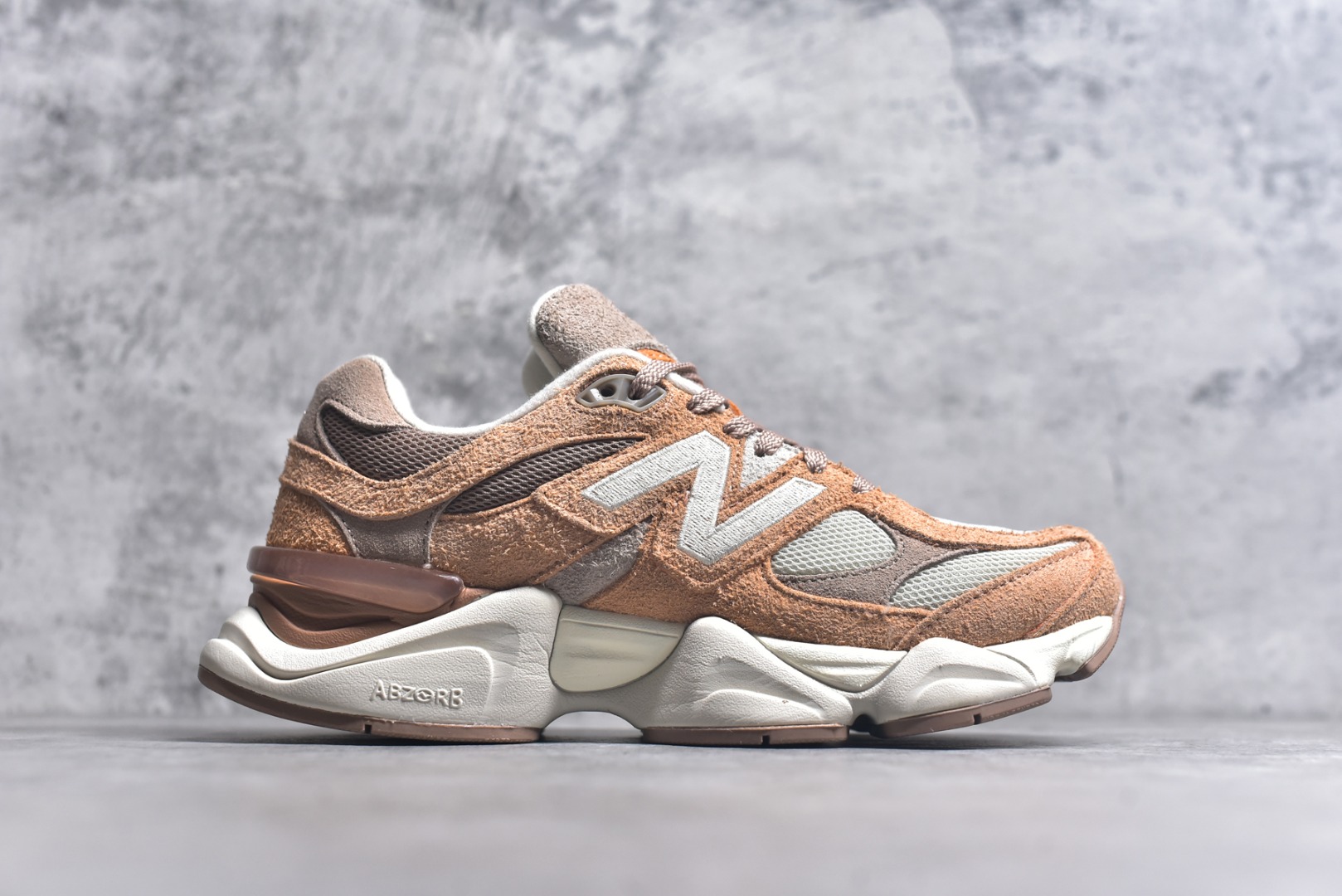 图片[3]-#New Balance NB9060 联名款 复古休闲运动慢跑鞋 铜棕色 全套原楦原纸板原厂数据开发 进口三明治网面 原装进口翻毛皮料正确绒感卡色 正确中底拉帮中底网布细节 原厂标裁 带紫光防伪 定制后跟透明水晶模块 冲裁组合 大底贴合程度胶水上色把控完美 整洁度挑战全网艺术家 多道序QC把关品质完善 匠心打造 耗时两个月开发完成 工艺极其复杂难度可想而知 新开独立私模大底 全网唯一正确六层组合大底 高端零售专供产物 货号：U9060WCW 尺码：36 37 37.5 38 38.5 39 40 40.5 41 42 42.5 43 44 45 46.5-选品中心