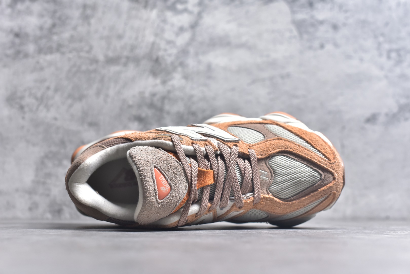 图片[4]-#New Balance NB9060 联名款 复古休闲运动慢跑鞋 铜棕色 全套原楦原纸板原厂数据开发 进口三明治网面 原装进口翻毛皮料正确绒感卡色 正确中底拉帮中底网布细节 原厂标裁 带紫光防伪 定制后跟透明水晶模块 冲裁组合 大底贴合程度胶水上色把控完美 整洁度挑战全网艺术家 多道序QC把关品质完善 匠心打造 耗时两个月开发完成 工艺极其复杂难度可想而知 新开独立私模大底 全网唯一正确六层组合大底 高端零售专供产物 货号：U9060WCW 尺码：36 37 37.5 38 38.5 39 40 40.5 41 42 42.5 43 44 45 46.5-选品中心
