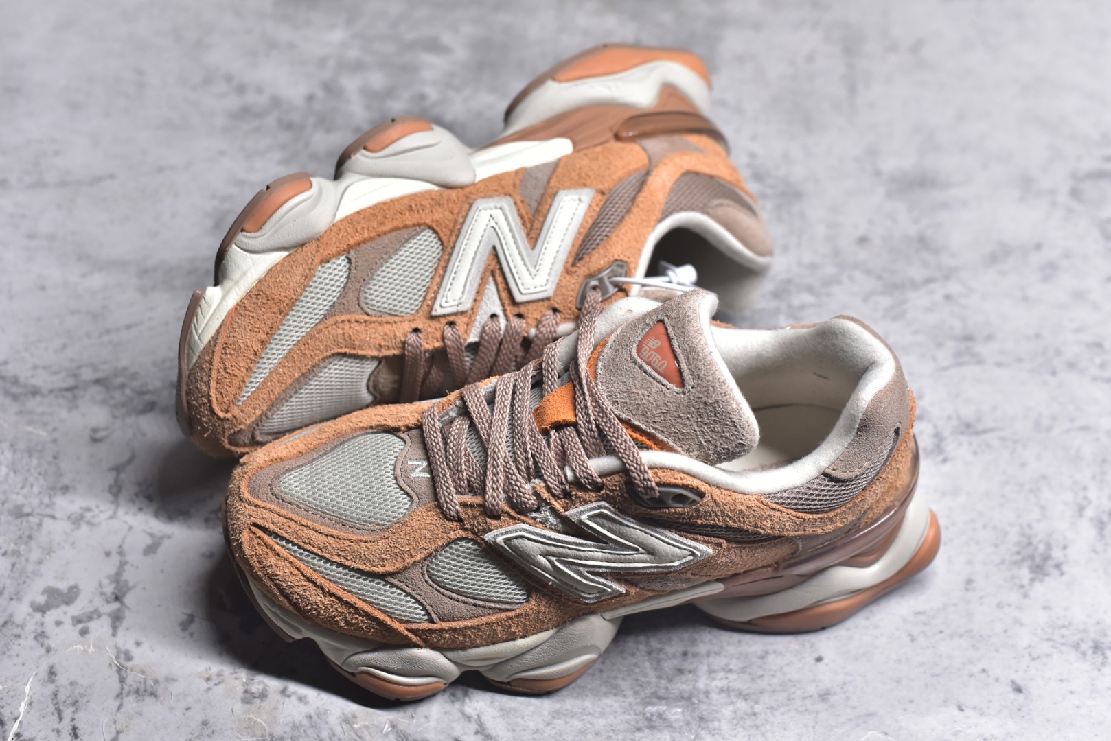 图片[7]-#New Balance NB9060 联名款 复古休闲运动慢跑鞋 铜棕色 全套原楦原纸板原厂数据开发 进口三明治网面 原装进口翻毛皮料正确绒感卡色 正确中底拉帮中底网布细节 原厂标裁 带紫光防伪 定制后跟透明水晶模块 冲裁组合 大底贴合程度胶水上色把控完美 整洁度挑战全网艺术家 多道序QC把关品质完善 匠心打造 耗时两个月开发完成 工艺极其复杂难度可想而知 新开独立私模大底 全网唯一正确六层组合大底 高端零售专供产物 货号：U9060WCW 尺码：36 37 37.5 38 38.5 39 40 40.5 41 42 42.5 43 44 45 46.5-选品中心