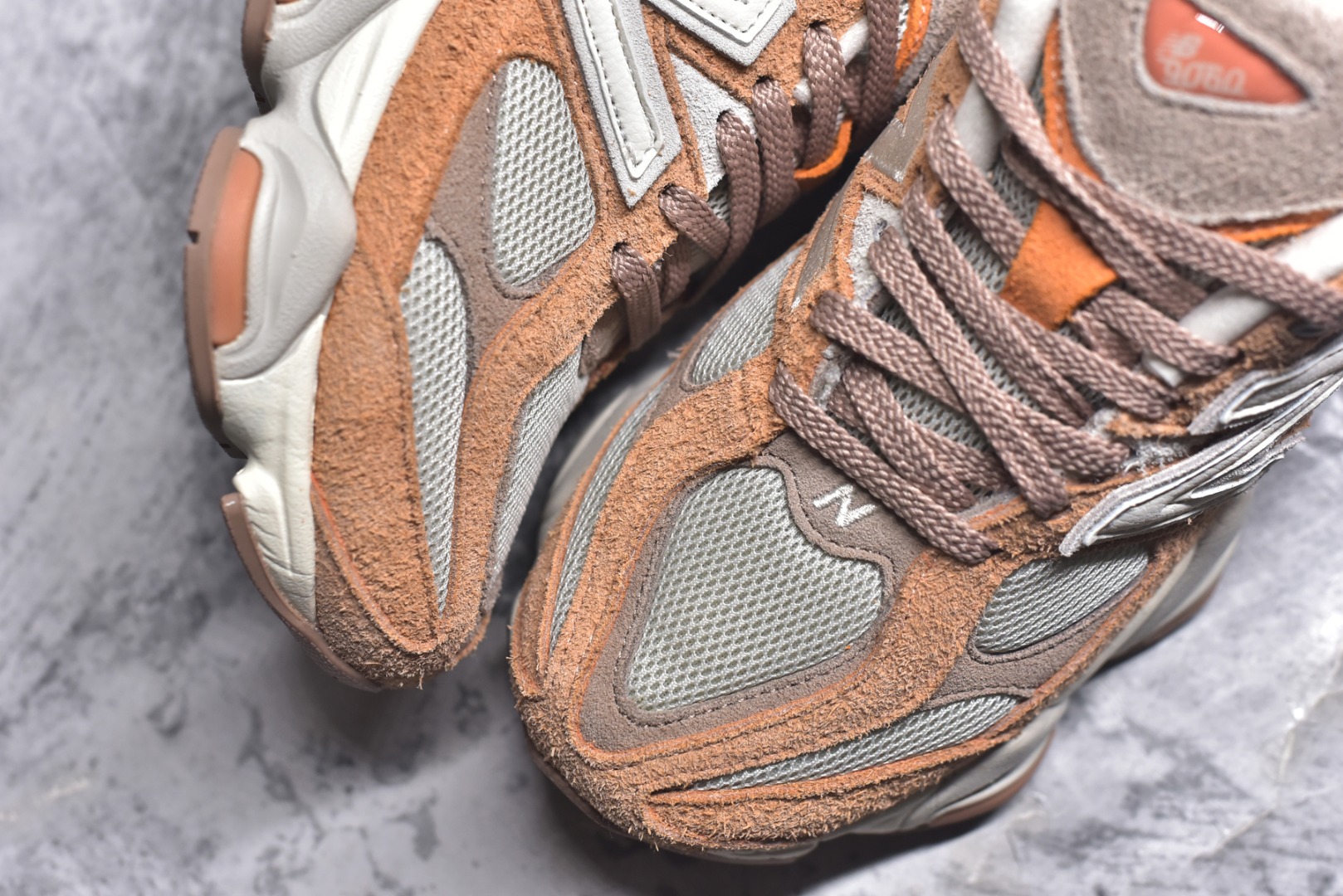 图片[8]-#New Balance NB9060 联名款 复古休闲运动慢跑鞋 铜棕色 全套原楦原纸板原厂数据开发 进口三明治网面 原装进口翻毛皮料正确绒感卡色 正确中底拉帮中底网布细节 原厂标裁 带紫光防伪 定制后跟透明水晶模块 冲裁组合 大底贴合程度胶水上色把控完美 整洁度挑战全网艺术家 多道序QC把关品质完善 匠心打造 耗时两个月开发完成 工艺极其复杂难度可想而知 新开独立私模大底 全网唯一正确六层组合大底 高端零售专供产物 货号：U9060WCW 尺码：36 37 37.5 38 38.5 39 40 40.5 41 42 42.5 43 44 45 46.5-选品中心