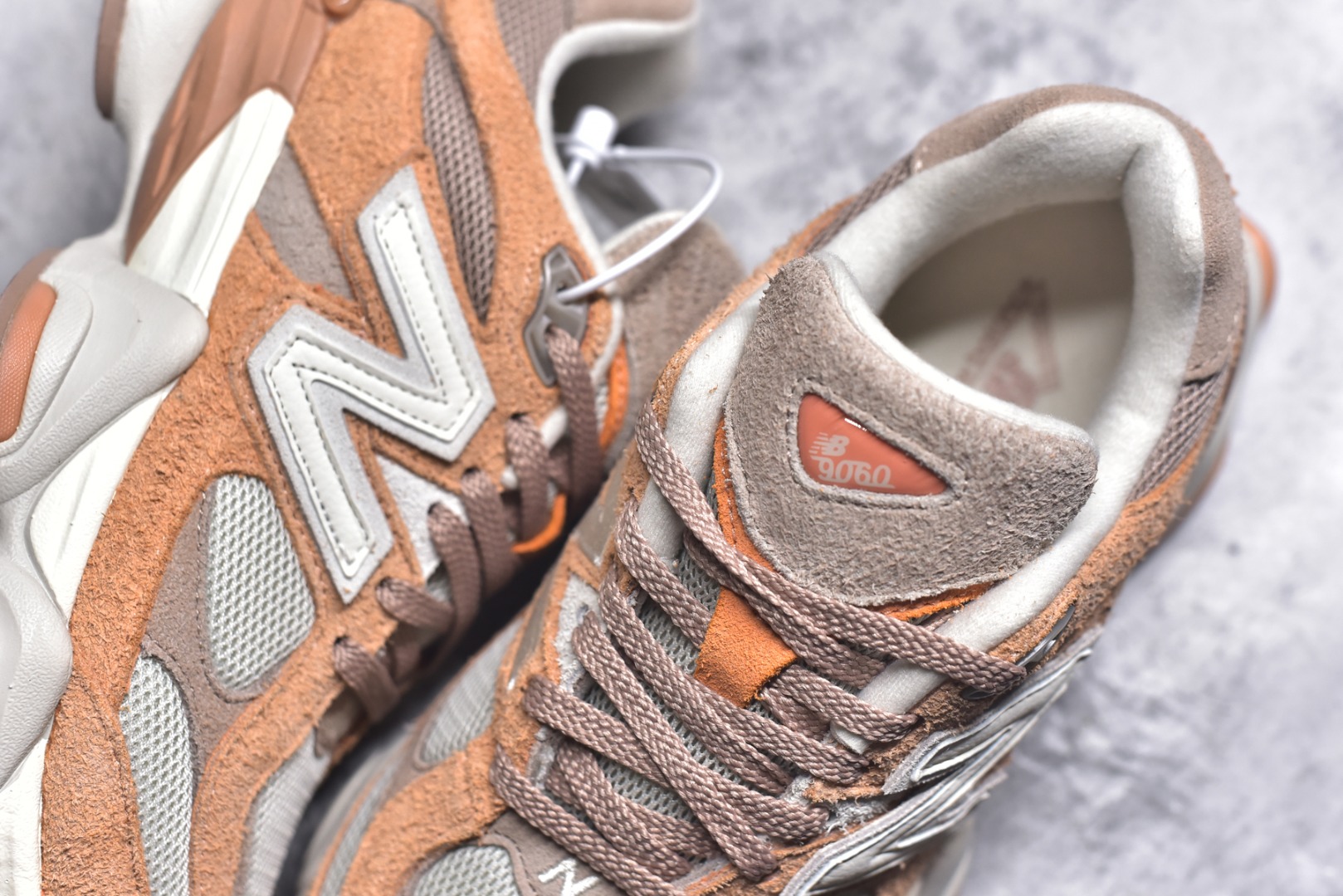 图片[9]-#New Balance NB9060 联名款 复古休闲运动慢跑鞋 铜棕色 全套原楦原纸板原厂数据开发 进口三明治网面 原装进口翻毛皮料正确绒感卡色 正确中底拉帮中底网布细节 原厂标裁 带紫光防伪 定制后跟透明水晶模块 冲裁组合 大底贴合程度胶水上色把控完美 整洁度挑战全网艺术家 多道序QC把关品质完善 匠心打造 耗时两个月开发完成 工艺极其复杂难度可想而知 新开独立私模大底 全网唯一正确六层组合大底 高端零售专供产物 货号：U9060WCW 尺码：36 37 37.5 38 38.5 39 40 40.5 41 42 42.5 43 44 45 46.5-选品中心