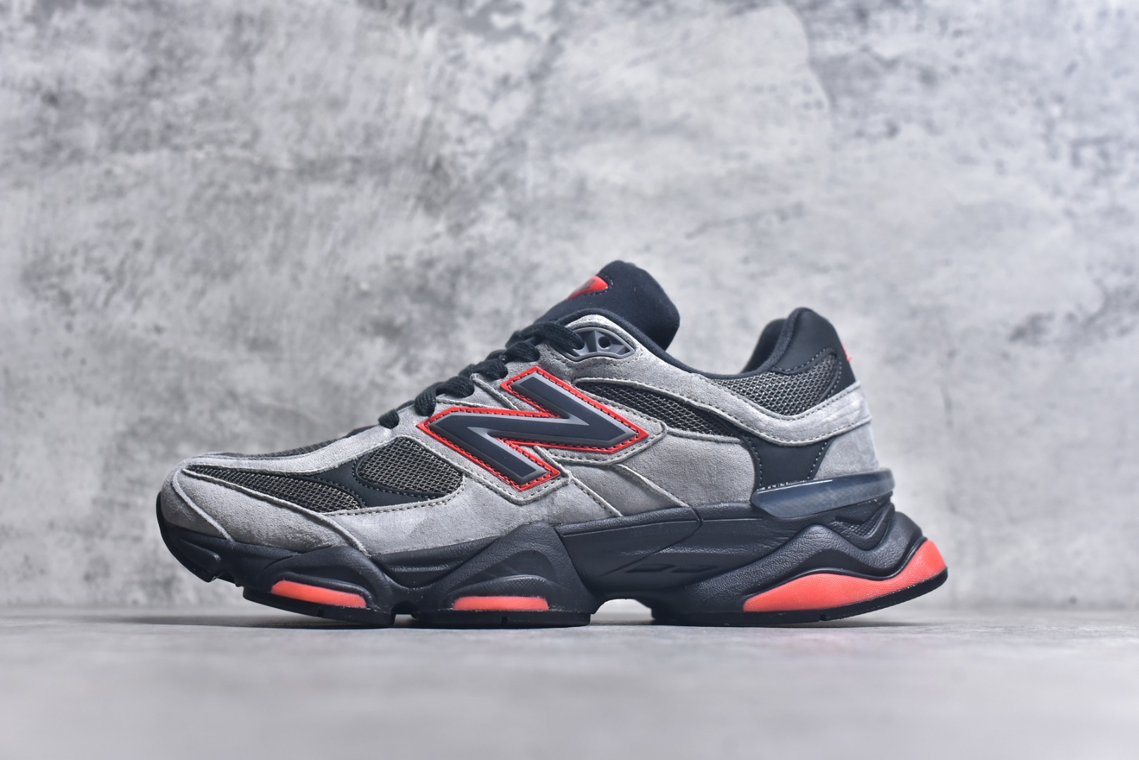 #New Balance NB9060 联名款 复古休闲运动慢跑鞋 黑红色 全套原楦原纸板原厂数据开发 进口三明治网面 原装进口翻毛皮料正确绒感卡色 正确中底拉帮中底网布细节 原厂标裁 带紫光防伪 定制后跟透明水晶模块 冲裁组合 大底贴合程度胶水上色把控完美 整洁度挑战全网艺术家 多道序QC把关品质完善 匠心打造 耗时两个月开发完成 工艺极其复杂难度可想而知 新开独立私模大底 全网唯一正确六层组合大底 高端零售专供产物 货号：U9060JBO 尺码：36 37 37.5 38 38.5 39 40 40.5 41 42 42.5 43 44 45 46.5-选品中心
