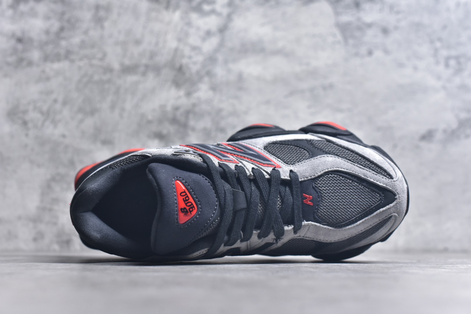 图片[4]-#New Balance NB9060 联名款 复古休闲运动慢跑鞋 黑红色 全套原楦原纸板原厂数据开发 进口三明治网面 原装进口翻毛皮料正确绒感卡色 正确中底拉帮中底网布细节 原厂标裁 带紫光防伪 定制后跟透明水晶模块 冲裁组合 大底贴合程度胶水上色把控完美 整洁度挑战全网艺术家 多道序QC把关品质完善 匠心打造 耗时两个月开发完成 工艺极其复杂难度可想而知 新开独立私模大底 全网唯一正确六层组合大底 高端零售专供产物 货号：U9060JBO 尺码：36 37 37.5 38 38.5 39 40 40.5 41 42 42.5 43 44 45 46.5-选品中心