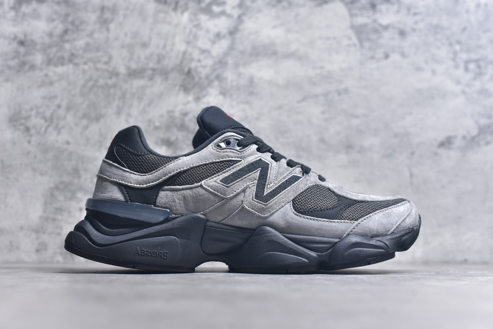 图片[3]-#New Balance NB9060 联名款 复古休闲运动慢跑鞋 黑红色 全套原楦原纸板原厂数据开发 进口三明治网面 原装进口翻毛皮料正确绒感卡色 正确中底拉帮中底网布细节 原厂标裁 带紫光防伪 定制后跟透明水晶模块 冲裁组合 大底贴合程度胶水上色把控完美 整洁度挑战全网艺术家 多道序QC把关品质完善 匠心打造 耗时两个月开发完成 工艺极其复杂难度可想而知 新开独立私模大底 全网唯一正确六层组合大底 高端零售专供产物 货号：U9060JBO 尺码：36 37 37.5 38 38.5 39 40 40.5 41 42 42.5 43 44 45 46.5-选品中心