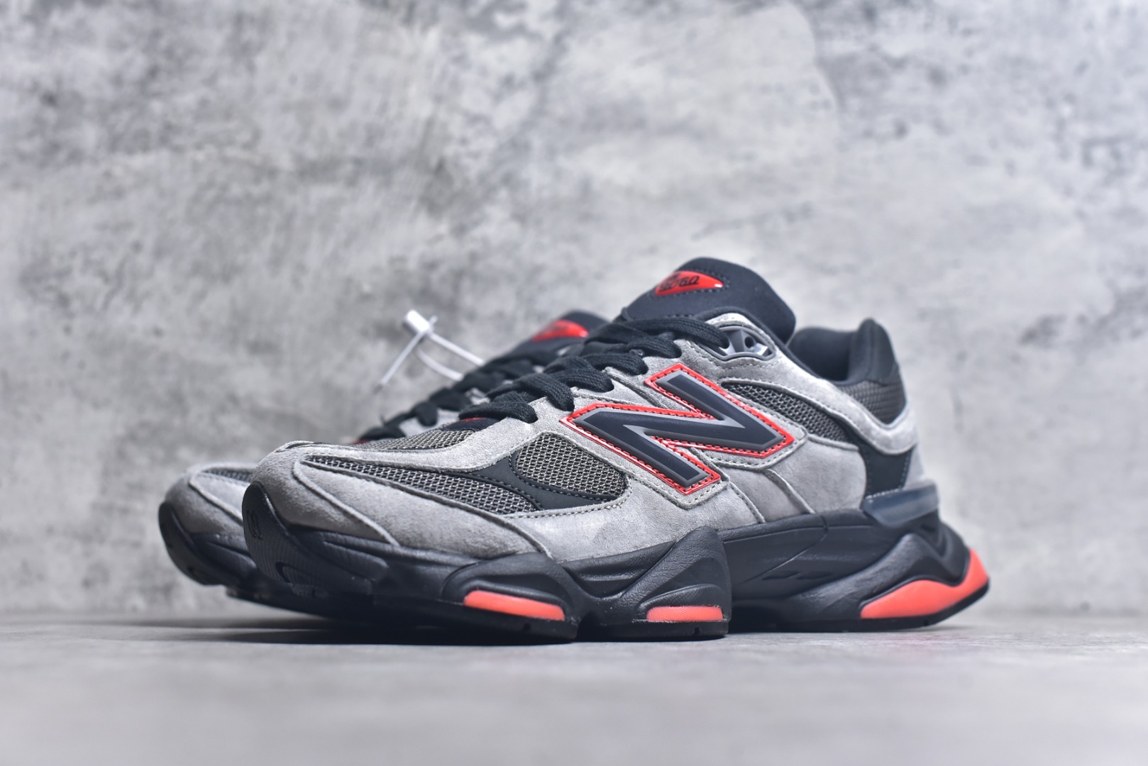 图片[2]-#New Balance NB9060 联名款 复古休闲运动慢跑鞋 黑红色 全套原楦原纸板原厂数据开发 进口三明治网面 原装进口翻毛皮料正确绒感卡色 正确中底拉帮中底网布细节 原厂标裁 带紫光防伪 定制后跟透明水晶模块 冲裁组合 大底贴合程度胶水上色把控完美 整洁度挑战全网艺术家 多道序QC把关品质完善 匠心打造 耗时两个月开发完成 工艺极其复杂难度可想而知 新开独立私模大底 全网唯一正确六层组合大底 高端零售专供产物 货号：U9060JBO 尺码：36 37 37.5 38 38.5 39 40 40.5 41 42 42.5 43 44 45 46.5-选品中心