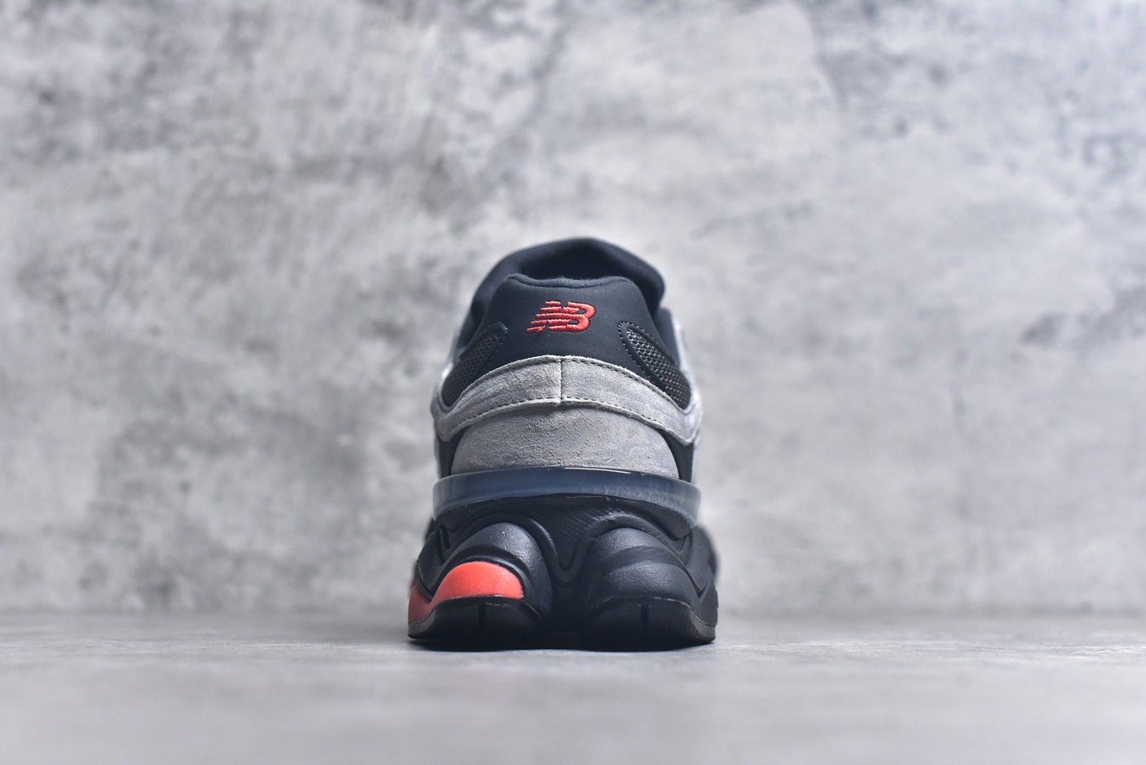图片[5]-#New Balance NB9060 联名款 复古休闲运动慢跑鞋 黑红色 全套原楦原纸板原厂数据开发 进口三明治网面 原装进口翻毛皮料正确绒感卡色 正确中底拉帮中底网布细节 原厂标裁 带紫光防伪 定制后跟透明水晶模块 冲裁组合 大底贴合程度胶水上色把控完美 整洁度挑战全网艺术家 多道序QC把关品质完善 匠心打造 耗时两个月开发完成 工艺极其复杂难度可想而知 新开独立私模大底 全网唯一正确六层组合大底 高端零售专供产物 货号：U9060JBO 尺码：36 37 37.5 38 38.5 39 40 40.5 41 42 42.5 43 44 45 46.5-选品中心