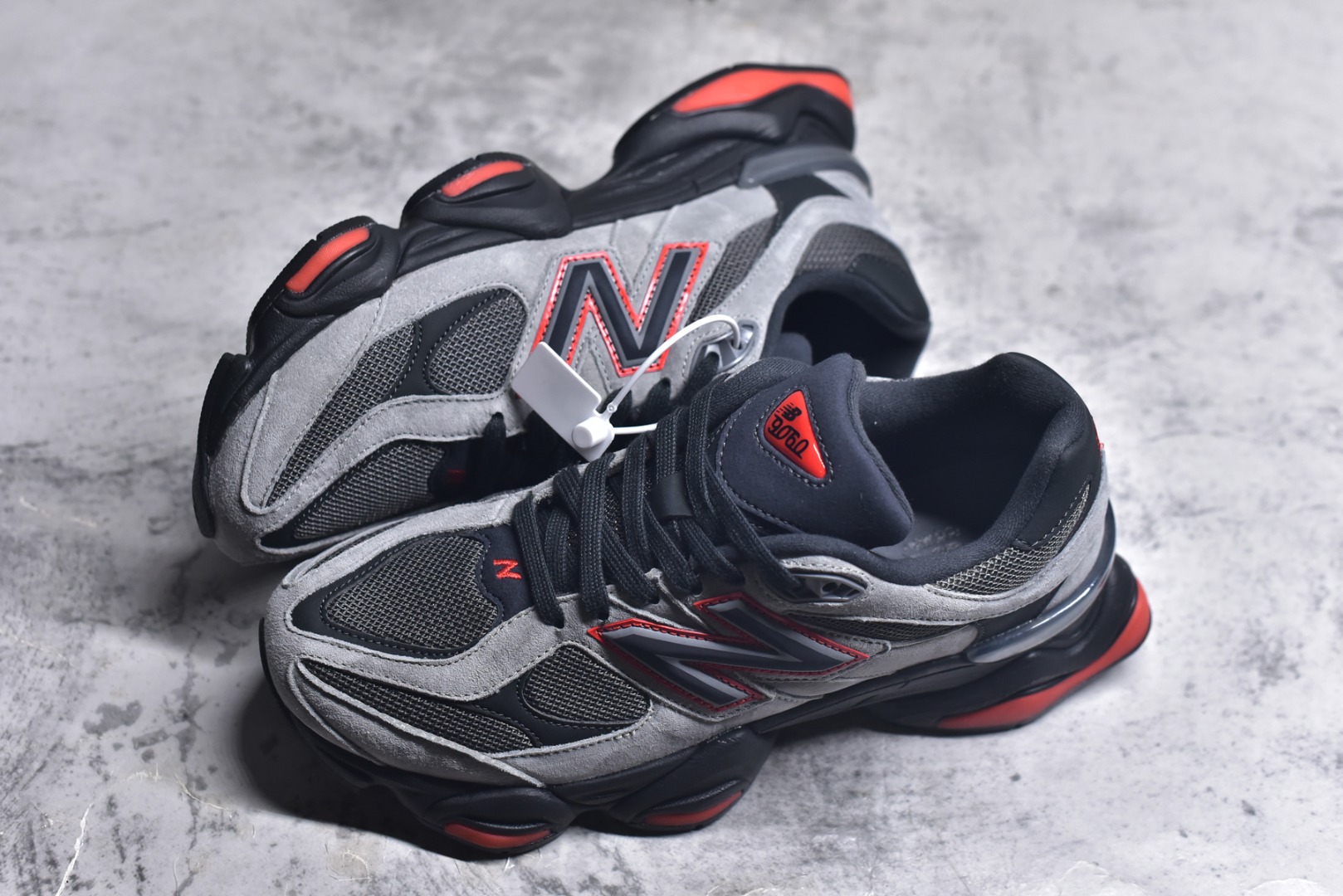 图片[7]-#New Balance NB9060 联名款 复古休闲运动慢跑鞋 黑红色 全套原楦原纸板原厂数据开发 进口三明治网面 原装进口翻毛皮料正确绒感卡色 正确中底拉帮中底网布细节 原厂标裁 带紫光防伪 定制后跟透明水晶模块 冲裁组合 大底贴合程度胶水上色把控完美 整洁度挑战全网艺术家 多道序QC把关品质完善 匠心打造 耗时两个月开发完成 工艺极其复杂难度可想而知 新开独立私模大底 全网唯一正确六层组合大底 高端零售专供产物 货号：U9060JBO 尺码：36 37 37.5 38 38.5 39 40 40.5 41 42 42.5 43 44 45 46.5-选品中心