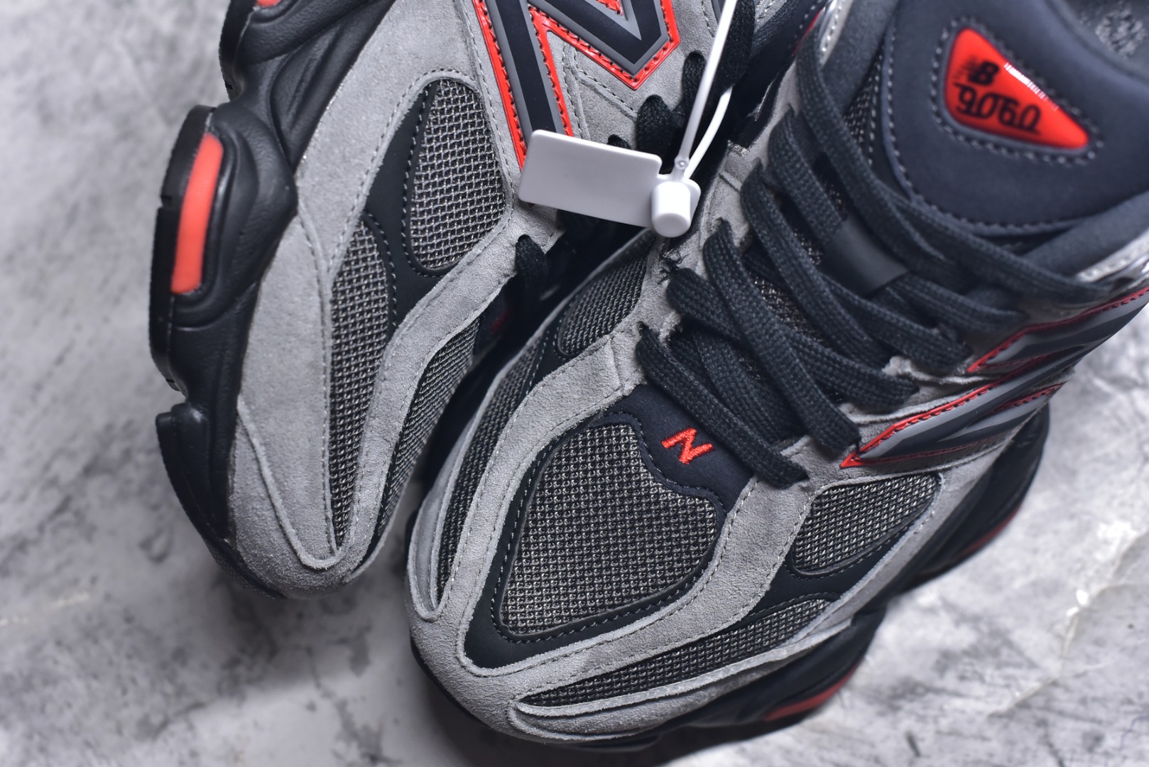 图片[8]-#New Balance NB9060 联名款 复古休闲运动慢跑鞋 黑红色 全套原楦原纸板原厂数据开发 进口三明治网面 原装进口翻毛皮料正确绒感卡色 正确中底拉帮中底网布细节 原厂标裁 带紫光防伪 定制后跟透明水晶模块 冲裁组合 大底贴合程度胶水上色把控完美 整洁度挑战全网艺术家 多道序QC把关品质完善 匠心打造 耗时两个月开发完成 工艺极其复杂难度可想而知 新开独立私模大底 全网唯一正确六层组合大底 高端零售专供产物 货号：U9060JBO 尺码：36 37 37.5 38 38.5 39 40 40.5 41 42 42.5 43 44 45 46.5-选品中心