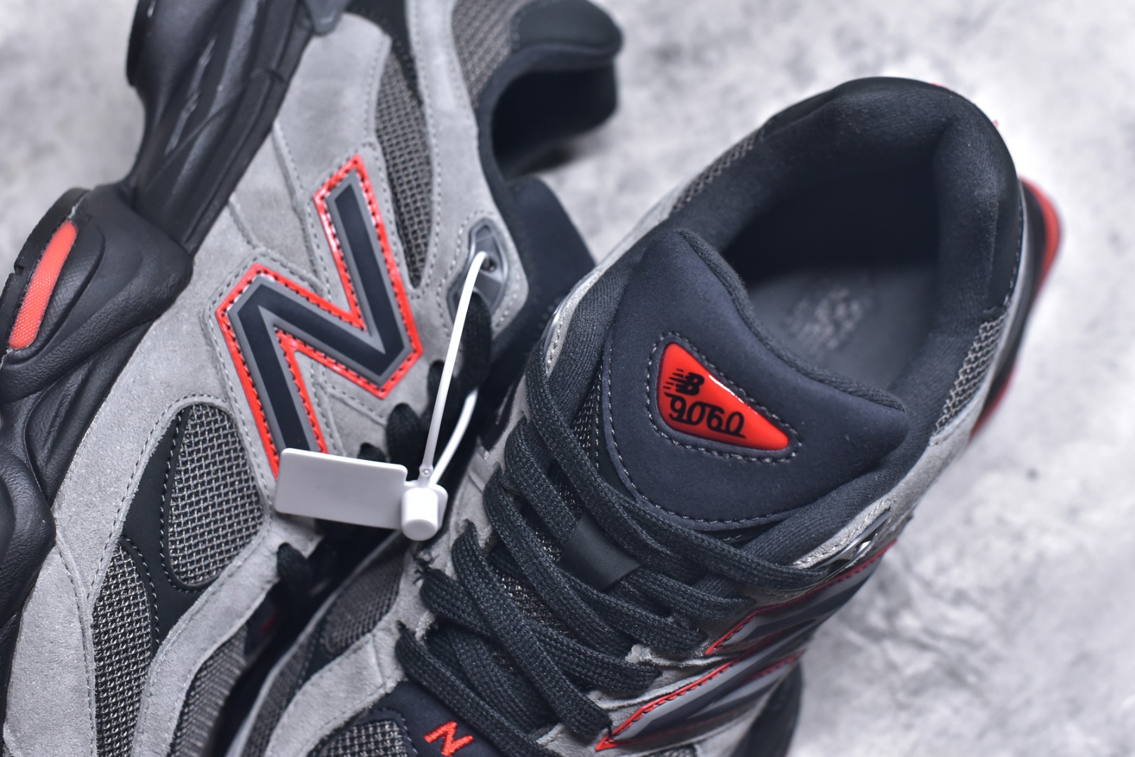 图片[9]-#New Balance NB9060 联名款 复古休闲运动慢跑鞋 黑红色 全套原楦原纸板原厂数据开发 进口三明治网面 原装进口翻毛皮料正确绒感卡色 正确中底拉帮中底网布细节 原厂标裁 带紫光防伪 定制后跟透明水晶模块 冲裁组合 大底贴合程度胶水上色把控完美 整洁度挑战全网艺术家 多道序QC把关品质完善 匠心打造 耗时两个月开发完成 工艺极其复杂难度可想而知 新开独立私模大底 全网唯一正确六层组合大底 高端零售专供产物 货号：U9060JBO 尺码：36 37 37.5 38 38.5 39 40 40.5 41 42 42.5 43 44 45 46.5-选品中心