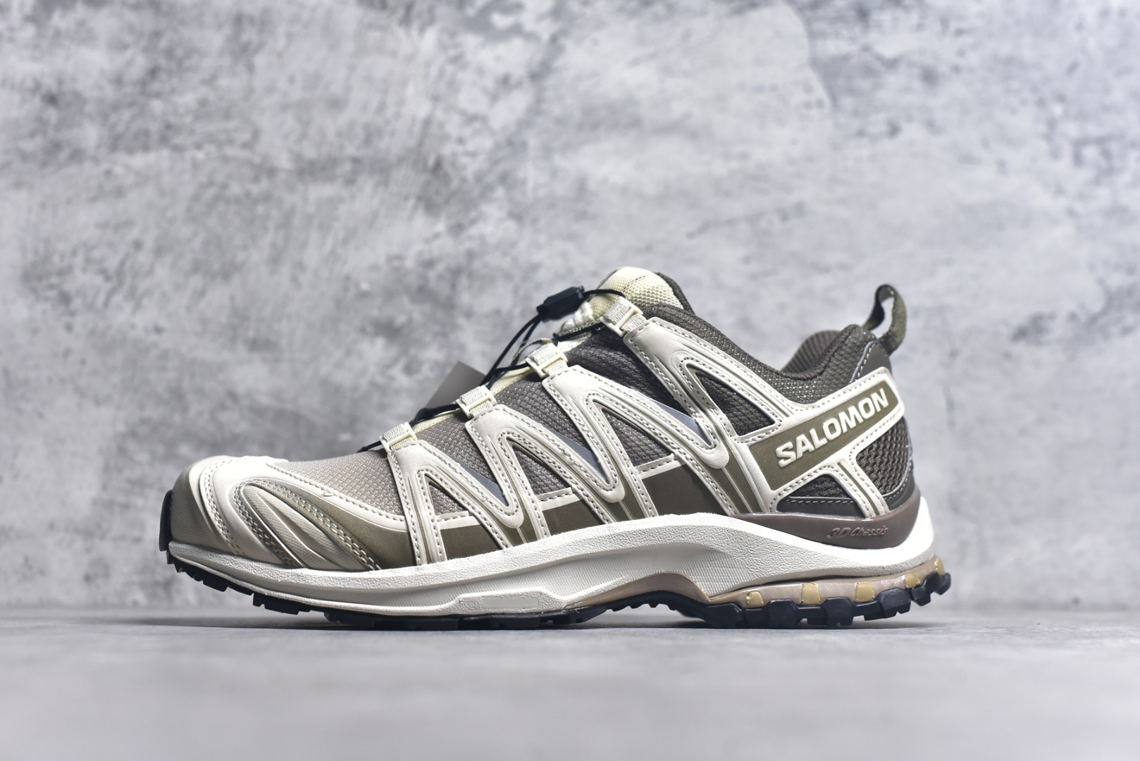 #Salomon XA PRO 3D EXPANSE萨洛蒙户外越野跑鞋 鞋面采用SENSIFIT贴合技术 全方位贴合包裹脚型 鞋跟部鞋底牵引设计 提供强大的抓地性能 更适应野外崎岖不平的道路 其3D ADVANCED CHASSIS底盘 材料轻量大化 钉齿设计更具稳定性、防护性 鞋底易磨损区运用CONTAGRIP高耐磨材料 应对城市硬质路面长距离跑考验 货号：478848-26 尺码：36 36.5 37.5 38 38.5 39 40 40.5 41 42 42.5 43 44 45 46-选品中心