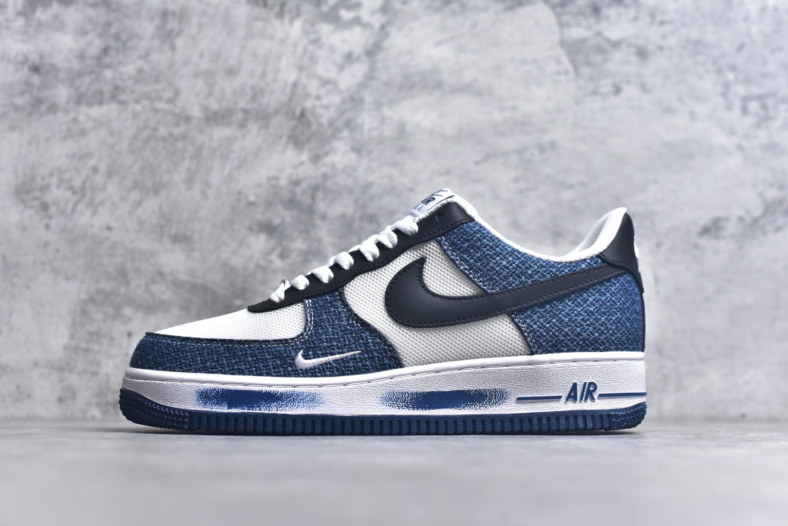 #NK Air Force 1´07 Low 空军一号低帮百搭休闲运动板鞋 ZH0316-089 柔软、弹性十足的缓震性能和出色的中底设计 横跨复古与现代的外型结合 造就出风靡全球 三十多年的Force 1 直到今天还深受青睐 实拍调校N版已经零色差零失真 百分百还原实物色彩所见即所得 不存在货不对板色差等低级问题 选购参考实物拍摄 不混卖不参货 只用心做好货严格选品 承诺混一赔十 尺码：36 36.5 37.5 38 38.5 39 40 40.5 41 42 42.5 43 44 44.5 45-选品中心