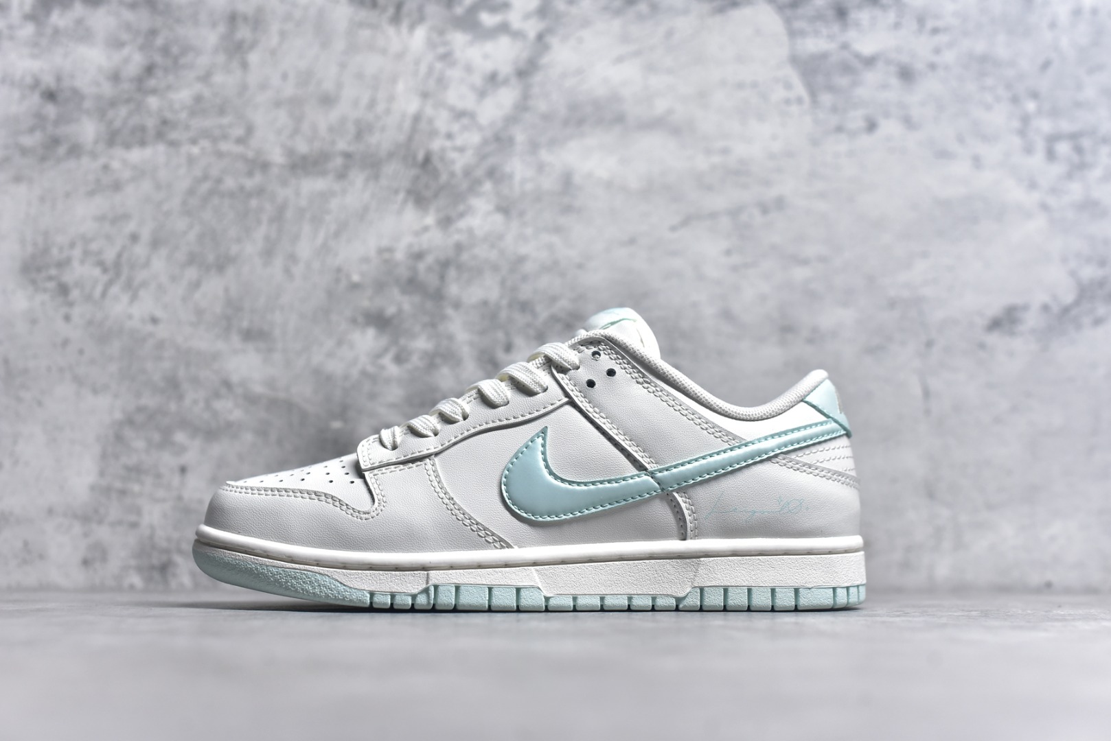 #NK Dunk Low 薄荷曼波 WC0212-017 当杏仁奶白拥抱一缕薄荷蓝的风，夏天便停驻在足尖。纯白鞋带系住一片澄澈，皮革载满晨光温度，Swoosh 如沁凉溪流滑过山涧，后跟与鞋缘一抹曼波绿，是森林馈赠的清凉吻痕。让薄荷色的涟漪从脚踝开始荡漾，踏一片云，步步入夏。定制系列天花板 无原鞋不开发 全系列得物原鞋一比一校对开发 配色持续更新中 终端对接 优势输出 全套原厂楦头原纸板数据档案倾力打造 原汁原味莞产 极致还原 圈内最强针车工艺 高端零售指定版 广东原厂配套原盒原标 鞋盒分三个尺码段 原厂冲刀 超高清洁度 全鞋零毛边皮料切割 采用原厂百宏鞋带以及原厂百宏织唛舌标 内标可供原厂几率过验 进口原装条纹中底布 四线拉帮白色点胶 原厂拉帮手法遵循公司 原厂电绣 极致还原 尺码：36 36.5 37.5 38 38.5 39 40 40.5 41 42 42.5 43 44 44.5 45 46-选品中心