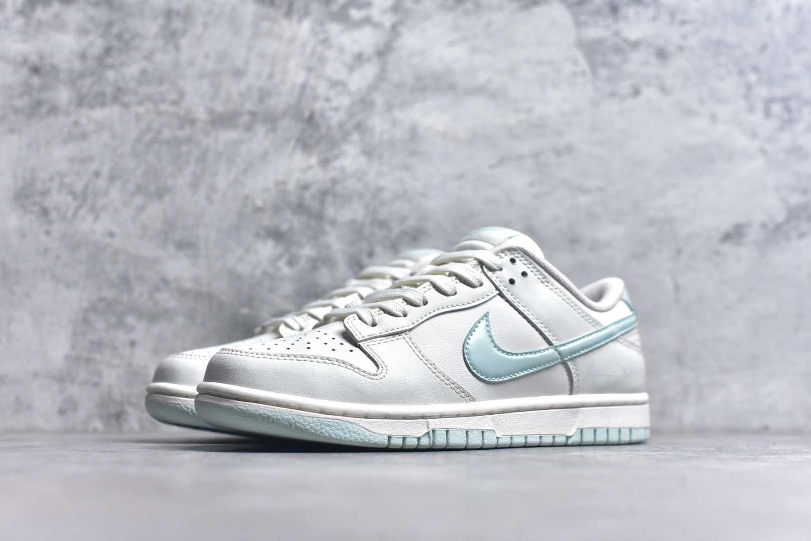 图片[2]-#NK Dunk Low 薄荷曼波 WC0212-017 当杏仁奶白拥抱一缕薄荷蓝的风，夏天便停驻在足尖。纯白鞋带系住一片澄澈，皮革载满晨光温度，Swoosh 如沁凉溪流滑过山涧，后跟与鞋缘一抹曼波绿，是森林馈赠的清凉吻痕。让薄荷色的涟漪从脚踝开始荡漾，踏一片云，步步入夏。定制系列天花板 无原鞋不开发 全系列得物原鞋一比一校对开发 配色持续更新中 终端对接 优势输出 全套原厂楦头原纸板数据档案倾力打造 原汁原味莞产 极致还原 圈内最强针车工艺 高端零售指定版 广东原厂配套原盒原标 鞋盒分三个尺码段 原厂冲刀 超高清洁度 全鞋零毛边皮料切割 采用原厂百宏鞋带以及原厂百宏织唛舌标 内标可供原厂几率过验 进口原装条纹中底布 四线拉帮白色点胶 原厂拉帮手法遵循公司 原厂电绣 极致还原 尺码：36 36.5 37.5 38 38.5 39 40 40.5 41 42 42.5 43 44 44.5 45 46-选品中心