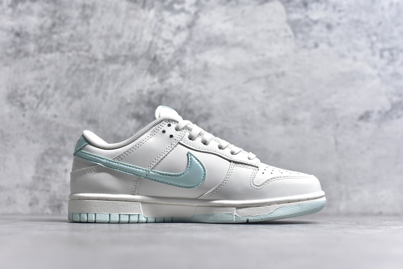 图片[3]-#NK Dunk Low 薄荷曼波 WC0212-017 当杏仁奶白拥抱一缕薄荷蓝的风，夏天便停驻在足尖。纯白鞋带系住一片澄澈，皮革载满晨光温度，Swoosh 如沁凉溪流滑过山涧，后跟与鞋缘一抹曼波绿，是森林馈赠的清凉吻痕。让薄荷色的涟漪从脚踝开始荡漾，踏一片云，步步入夏。定制系列天花板 无原鞋不开发 全系列得物原鞋一比一校对开发 配色持续更新中 终端对接 优势输出 全套原厂楦头原纸板数据档案倾力打造 原汁原味莞产 极致还原 圈内最强针车工艺 高端零售指定版 广东原厂配套原盒原标 鞋盒分三个尺码段 原厂冲刀 超高清洁度 全鞋零毛边皮料切割 采用原厂百宏鞋带以及原厂百宏织唛舌标 内标可供原厂几率过验 进口原装条纹中底布 四线拉帮白色点胶 原厂拉帮手法遵循公司 原厂电绣 极致还原 尺码：36 36.5 37.5 38 38.5 39 40 40.5 41 42 42.5 43 44 44.5 45 46-选品中心