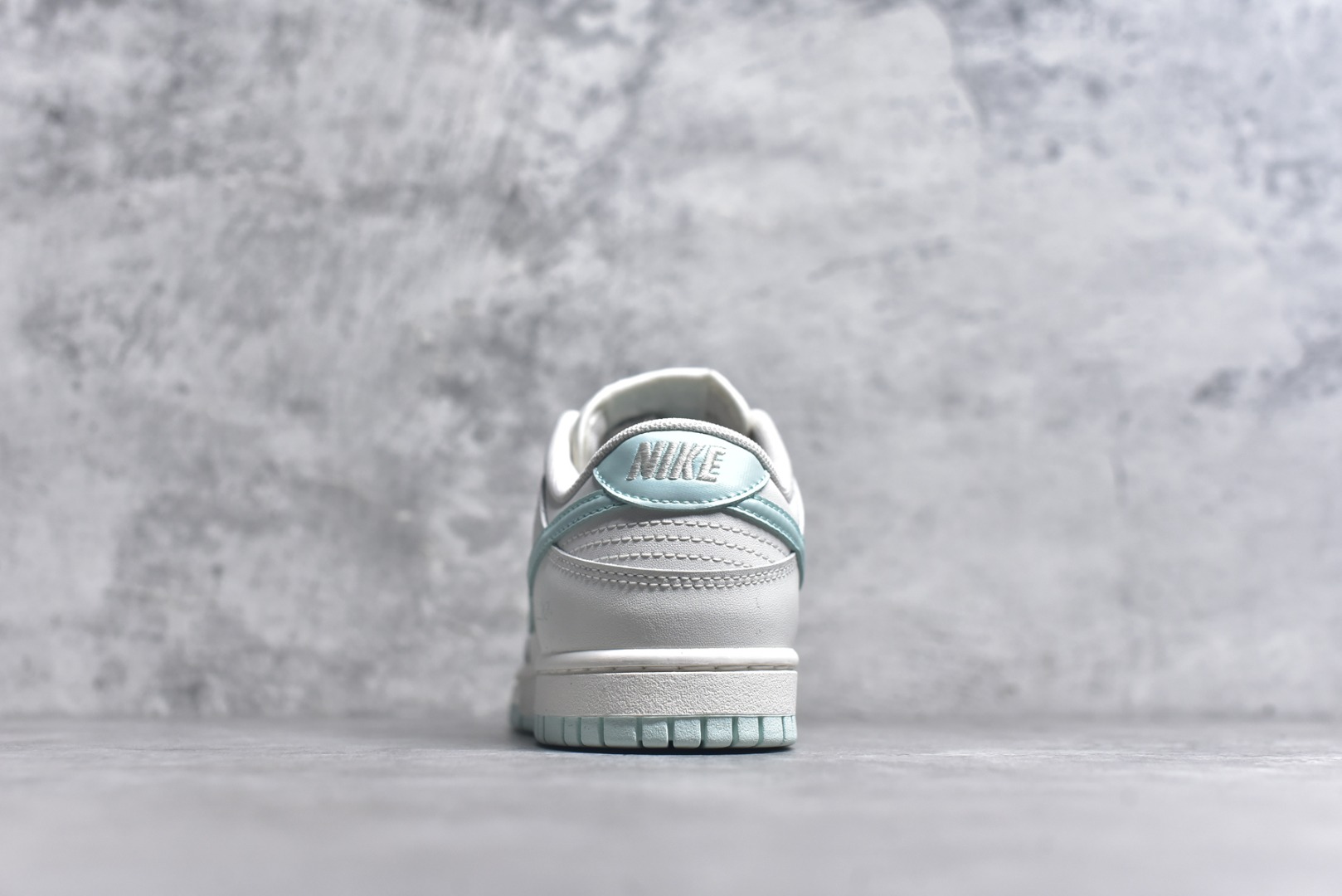 图片[5]-#NK Dunk Low 薄荷曼波 WC0212-017 当杏仁奶白拥抱一缕薄荷蓝的风，夏天便停驻在足尖。纯白鞋带系住一片澄澈，皮革载满晨光温度，Swoosh 如沁凉溪流滑过山涧，后跟与鞋缘一抹曼波绿，是森林馈赠的清凉吻痕。让薄荷色的涟漪从脚踝开始荡漾，踏一片云，步步入夏。定制系列天花板 无原鞋不开发 全系列得物原鞋一比一校对开发 配色持续更新中 终端对接 优势输出 全套原厂楦头原纸板数据档案倾力打造 原汁原味莞产 极致还原 圈内最强针车工艺 高端零售指定版 广东原厂配套原盒原标 鞋盒分三个尺码段 原厂冲刀 超高清洁度 全鞋零毛边皮料切割 采用原厂百宏鞋带以及原厂百宏织唛舌标 内标可供原厂几率过验 进口原装条纹中底布 四线拉帮白色点胶 原厂拉帮手法遵循公司 原厂电绣 极致还原 尺码：36 36.5 37.5 38 38.5 39 40 40.5 41 42 42.5 43 44 44.5 45 46-选品中心