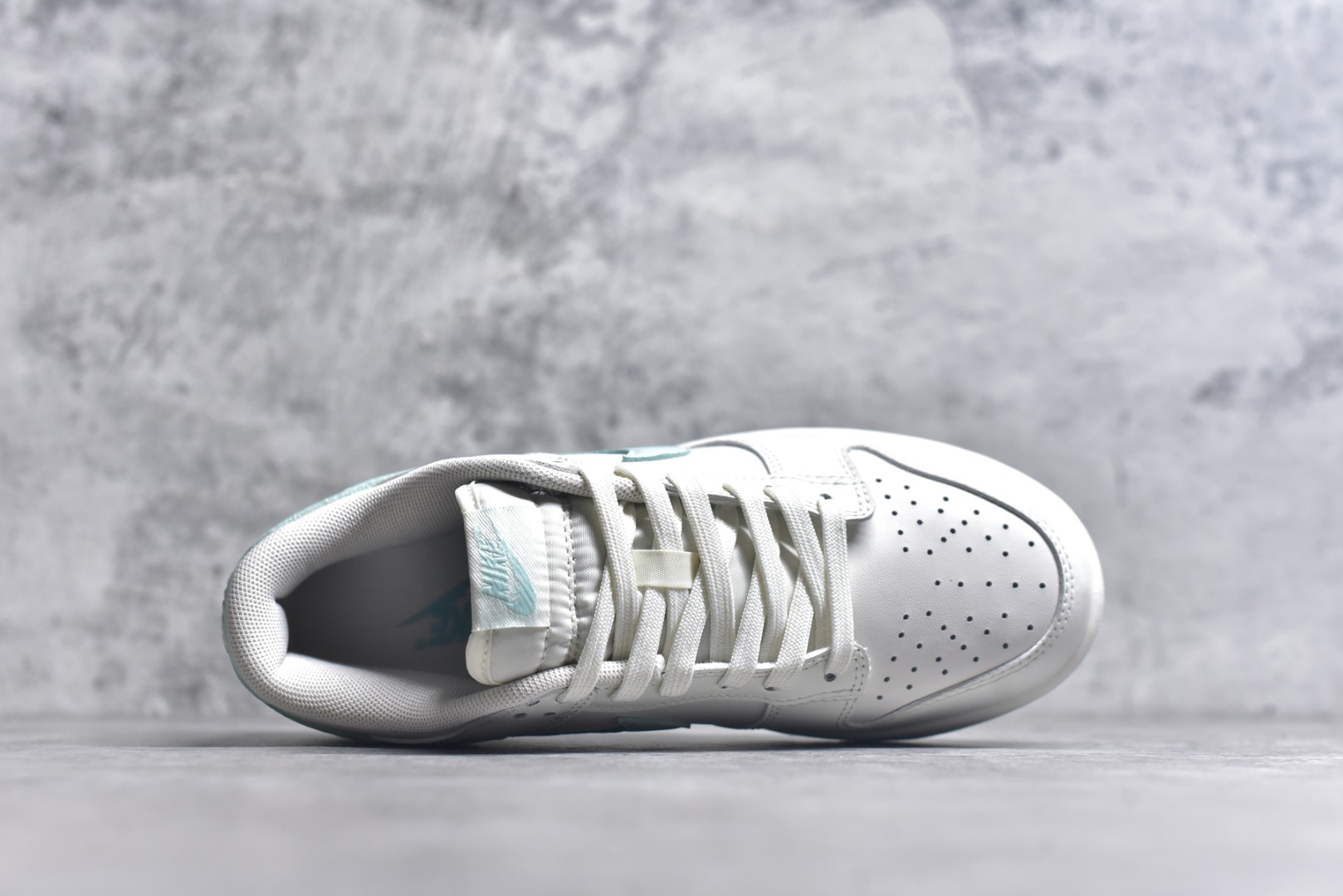 图片[4]-#NK Dunk Low 薄荷曼波 WC0212-017 当杏仁奶白拥抱一缕薄荷蓝的风，夏天便停驻在足尖。纯白鞋带系住一片澄澈，皮革载满晨光温度，Swoosh 如沁凉溪流滑过山涧，后跟与鞋缘一抹曼波绿，是森林馈赠的清凉吻痕。让薄荷色的涟漪从脚踝开始荡漾，踏一片云，步步入夏。定制系列天花板 无原鞋不开发 全系列得物原鞋一比一校对开发 配色持续更新中 终端对接 优势输出 全套原厂楦头原纸板数据档案倾力打造 原汁原味莞产 极致还原 圈内最强针车工艺 高端零售指定版 广东原厂配套原盒原标 鞋盒分三个尺码段 原厂冲刀 超高清洁度 全鞋零毛边皮料切割 采用原厂百宏鞋带以及原厂百宏织唛舌标 内标可供原厂几率过验 进口原装条纹中底布 四线拉帮白色点胶 原厂拉帮手法遵循公司 原厂电绣 极致还原 尺码：36 36.5 37.5 38 38.5 39 40 40.5 41 42 42.5 43 44 44.5 45 46-选品中心