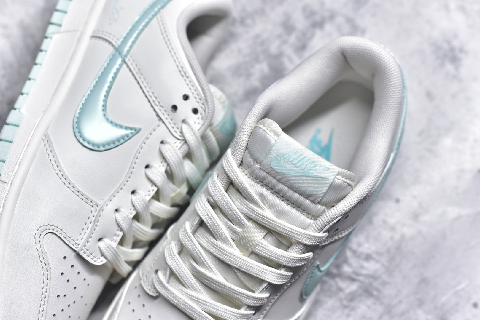 图片[9]-#NK Dunk Low 薄荷曼波 WC0212-017 当杏仁奶白拥抱一缕薄荷蓝的风，夏天便停驻在足尖。纯白鞋带系住一片澄澈，皮革载满晨光温度，Swoosh 如沁凉溪流滑过山涧，后跟与鞋缘一抹曼波绿，是森林馈赠的清凉吻痕。让薄荷色的涟漪从脚踝开始荡漾，踏一片云，步步入夏。定制系列天花板 无原鞋不开发 全系列得物原鞋一比一校对开发 配色持续更新中 终端对接 优势输出 全套原厂楦头原纸板数据档案倾力打造 原汁原味莞产 极致还原 圈内最强针车工艺 高端零售指定版 广东原厂配套原盒原标 鞋盒分三个尺码段 原厂冲刀 超高清洁度 全鞋零毛边皮料切割 采用原厂百宏鞋带以及原厂百宏织唛舌标 内标可供原厂几率过验 进口原装条纹中底布 四线拉帮白色点胶 原厂拉帮手法遵循公司 原厂电绣 极致还原 尺码：36 36.5 37.5 38 38.5 39 40 40.5 41 42 42.5 43 44 44.5 45 46-选品中心