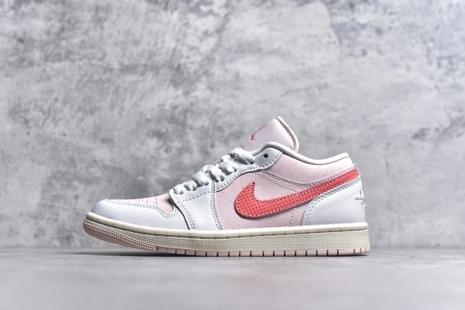 #Air Jordan AJ1 Low 低帮 粉白红 IB8156-133 终端优势供应 市面中低帮最具代表性版本没有之一 口碑大厂出品 品控大底版型不断改良更新 全套原纸板楦头开发 确保原汁原味 完美呈现版型 完美零毛边处理 原厂内置全掌气垫 价格定位良心 平台专用代工流水线出品 一眼公司既视感 拿到手的一瞬间就与众不同 碾压市面所有版本 全部原鞋开发 每一个配色都会采购原鞋确认细节 打破市面看图做货无好货之说 尺码：35.5 36 36.5 37.5 38 38.5 39 40 40.5 41 42 42.5 43 44 44.5 45 46-选品中心