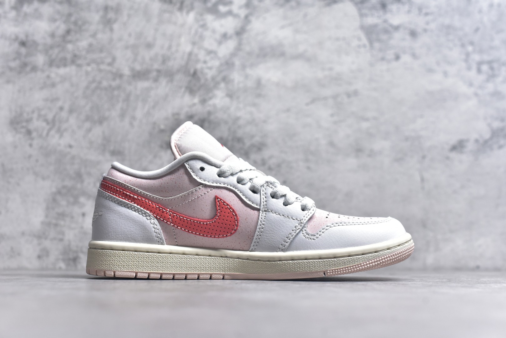 图片[3]-#Air Jordan AJ1 Low 低帮 粉白红 IB8156-133 终端优势供应 市面中低帮最具代表性版本没有之一 口碑大厂出品 品控大底版型不断改良更新 全套原纸板楦头开发 确保原汁原味 完美呈现版型 完美零毛边处理 原厂内置全掌气垫 价格定位良心 平台专用代工流水线出品 一眼公司既视感 拿到手的一瞬间就与众不同 碾压市面所有版本 全部原鞋开发 每一个配色都会采购原鞋确认细节 打破市面看图做货无好货之说 尺码：35.5 36 36.5 37.5 38 38.5 39 40 40.5 41 42 42.5 43 44 44.5 45 46-选品中心