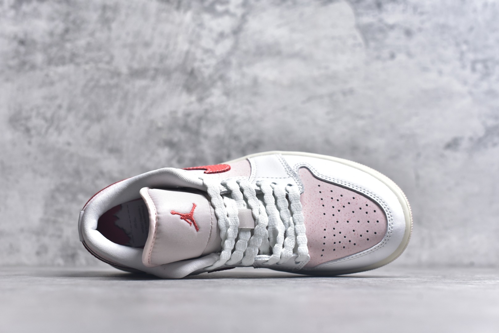图片[4]-#Air Jordan AJ1 Low 低帮 粉白红 IB8156-133 终端优势供应 市面中低帮最具代表性版本没有之一 口碑大厂出品 品控大底版型不断改良更新 全套原纸板楦头开发 确保原汁原味 完美呈现版型 完美零毛边处理 原厂内置全掌气垫 价格定位良心 平台专用代工流水线出品 一眼公司既视感 拿到手的一瞬间就与众不同 碾压市面所有版本 全部原鞋开发 每一个配色都会采购原鞋确认细节 打破市面看图做货无好货之说 尺码：35.5 36 36.5 37.5 38 38.5 39 40 40.5 41 42 42.5 43 44 44.5 45 46-选品中心