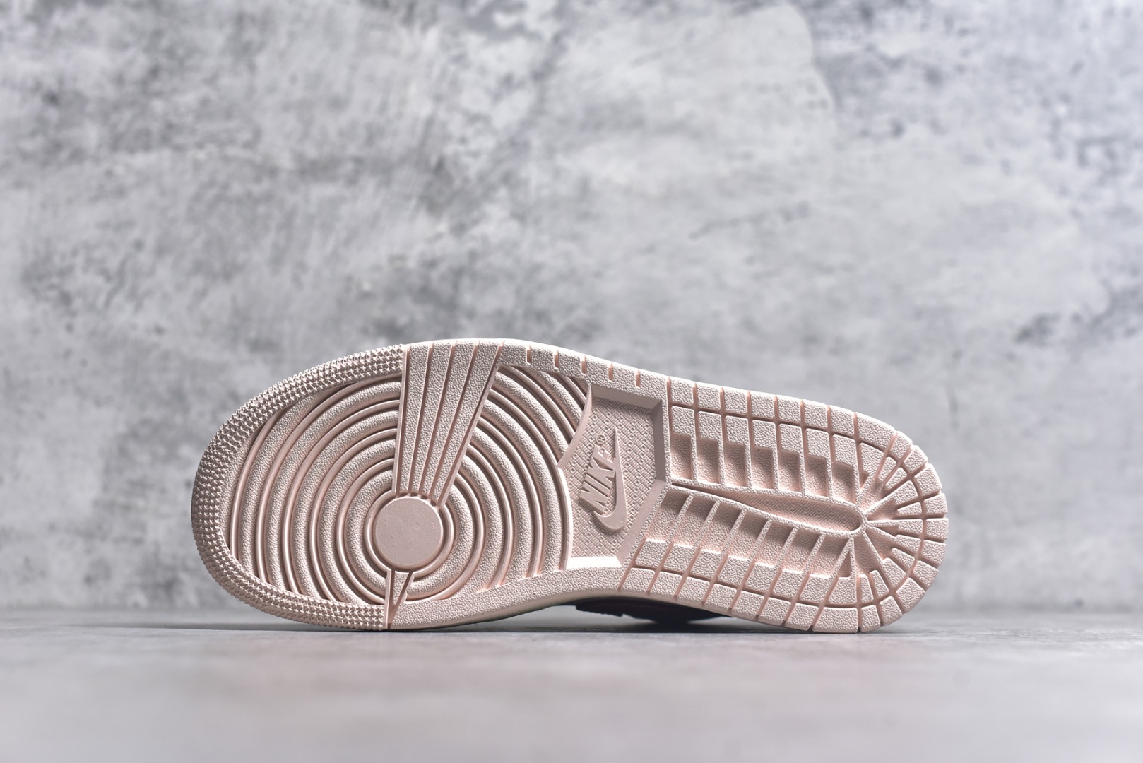 图片[6]-#Air Jordan AJ1 Low 低帮 粉白红 IB8156-133 终端优势供应 市面中低帮最具代表性版本没有之一 口碑大厂出品 品控大底版型不断改良更新 全套原纸板楦头开发 确保原汁原味 完美呈现版型 完美零毛边处理 原厂内置全掌气垫 价格定位良心 平台专用代工流水线出品 一眼公司既视感 拿到手的一瞬间就与众不同 碾压市面所有版本 全部原鞋开发 每一个配色都会采购原鞋确认细节 打破市面看图做货无好货之说 尺码：35.5 36 36.5 37.5 38 38.5 39 40 40.5 41 42 42.5 43 44 44.5 45 46-选品中心