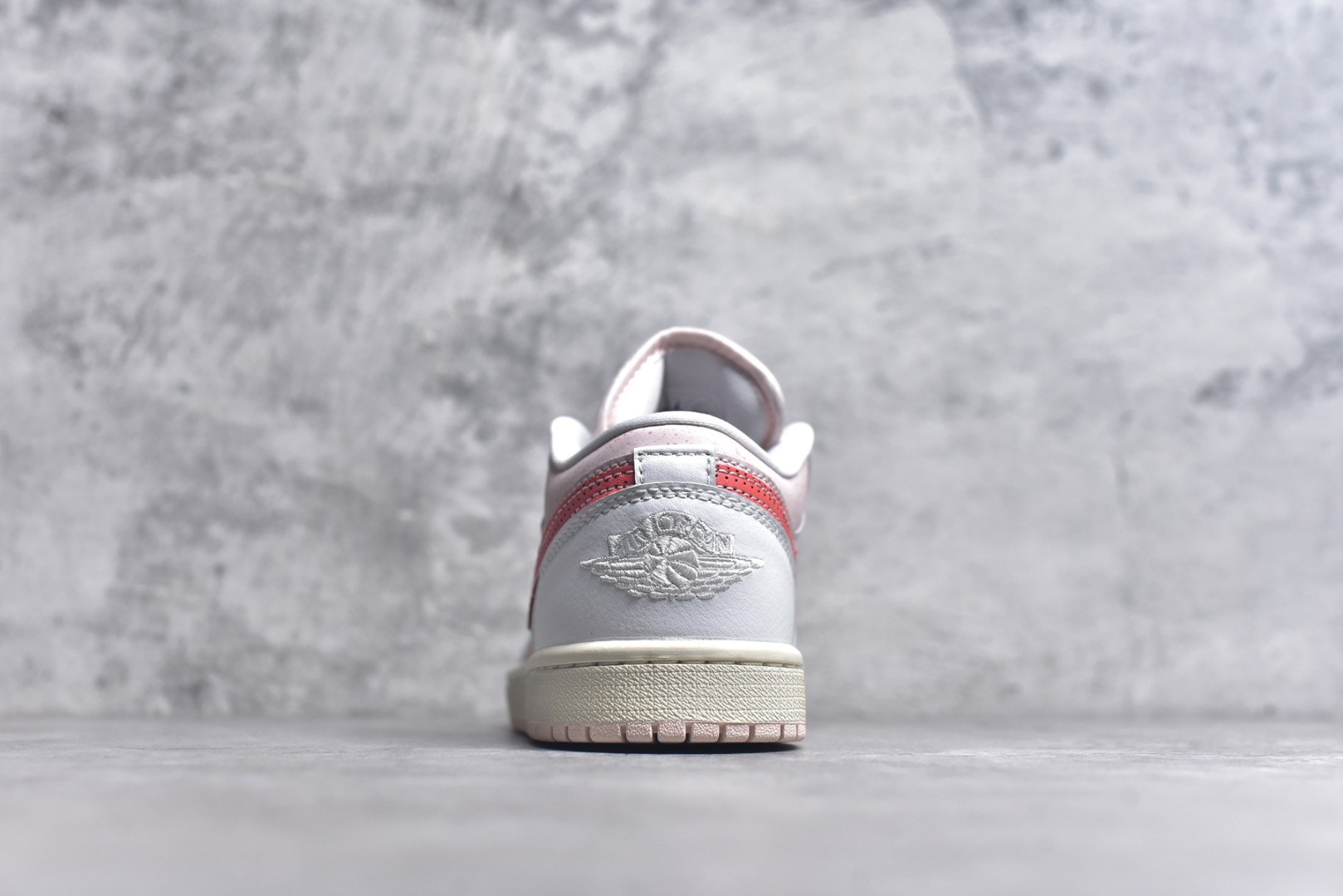 图片[5]-#Air Jordan AJ1 Low 低帮 粉白红 IB8156-133 终端优势供应 市面中低帮最具代表性版本没有之一 口碑大厂出品 品控大底版型不断改良更新 全套原纸板楦头开发 确保原汁原味 完美呈现版型 完美零毛边处理 原厂内置全掌气垫 价格定位良心 平台专用代工流水线出品 一眼公司既视感 拿到手的一瞬间就与众不同 碾压市面所有版本 全部原鞋开发 每一个配色都会采购原鞋确认细节 打破市面看图做货无好货之说 尺码：35.5 36 36.5 37.5 38 38.5 39 40 40.5 41 42 42.5 43 44 44.5 45 46-选品中心
