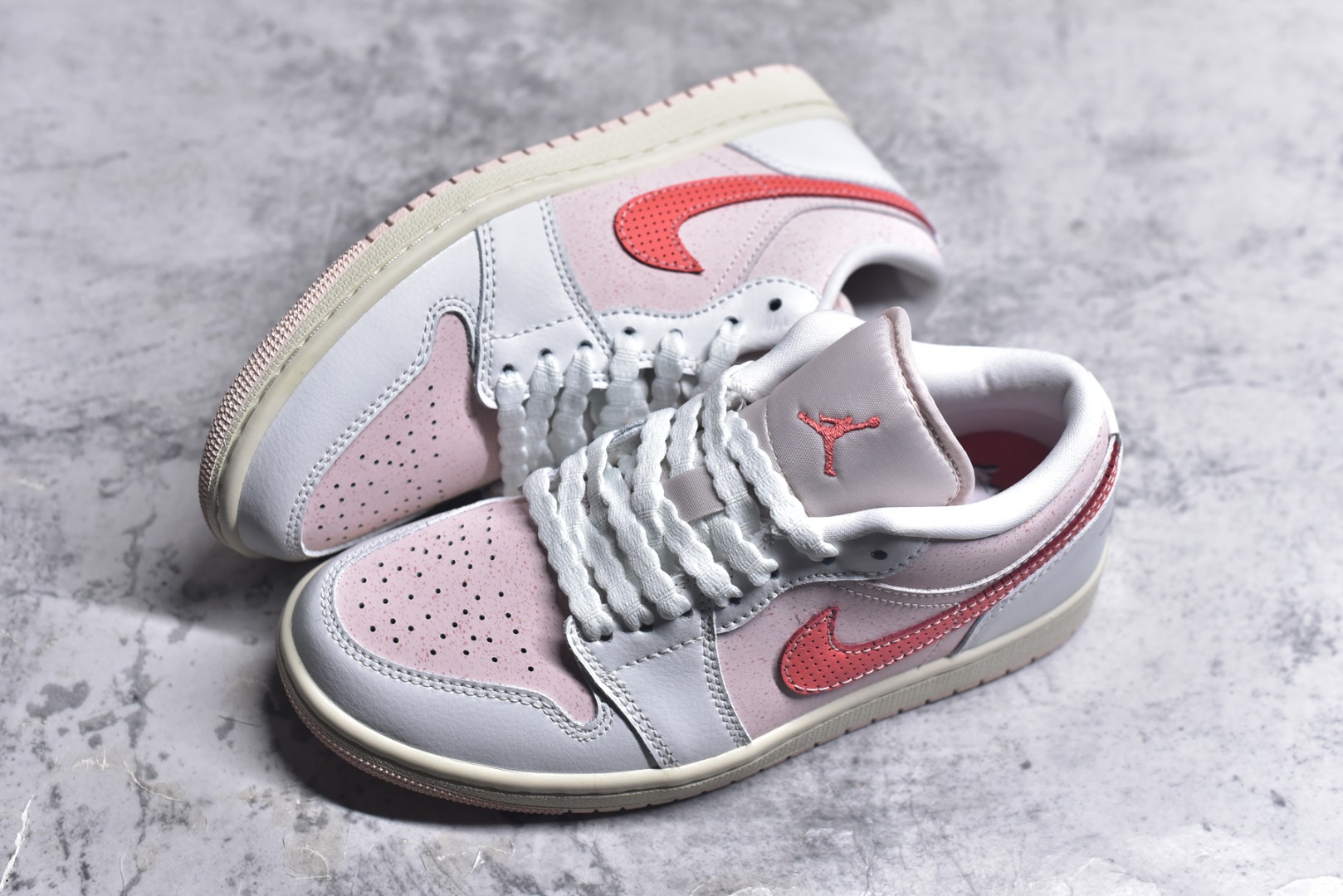 图片[7]-#Air Jordan AJ1 Low 低帮 粉白红 IB8156-133 终端优势供应 市面中低帮最具代表性版本没有之一 口碑大厂出品 品控大底版型不断改良更新 全套原纸板楦头开发 确保原汁原味 完美呈现版型 完美零毛边处理 原厂内置全掌气垫 价格定位良心 平台专用代工流水线出品 一眼公司既视感 拿到手的一瞬间就与众不同 碾压市面所有版本 全部原鞋开发 每一个配色都会采购原鞋确认细节 打破市面看图做货无好货之说 尺码：35.5 36 36.5 37.5 38 38.5 39 40 40.5 41 42 42.5 43 44 44.5 45 46-选品中心
