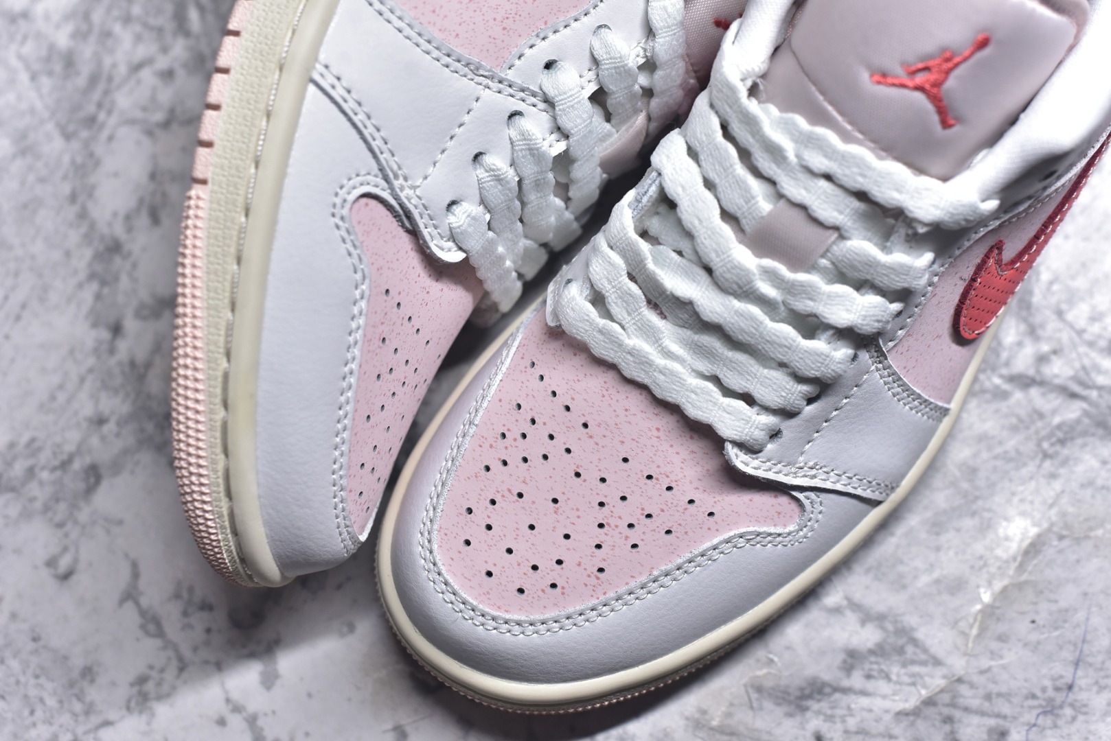 图片[8]-#Air Jordan AJ1 Low 低帮 粉白红 IB8156-133 终端优势供应 市面中低帮最具代表性版本没有之一 口碑大厂出品 品控大底版型不断改良更新 全套原纸板楦头开发 确保原汁原味 完美呈现版型 完美零毛边处理 原厂内置全掌气垫 价格定位良心 平台专用代工流水线出品 一眼公司既视感 拿到手的一瞬间就与众不同 碾压市面所有版本 全部原鞋开发 每一个配色都会采购原鞋确认细节 打破市面看图做货无好货之说 尺码：35.5 36 36.5 37.5 38 38.5 39 40 40.5 41 42 42.5 43 44 44.5 45 46-选品中心