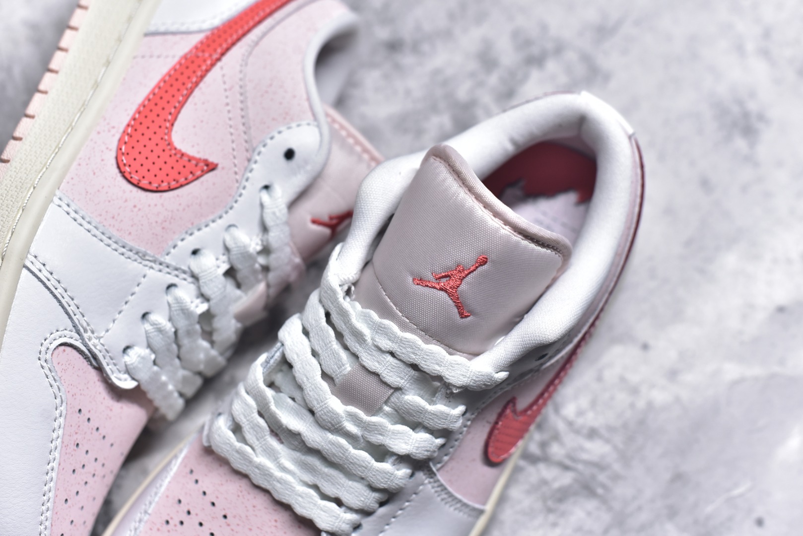 图片[9]-#Air Jordan AJ1 Low 低帮 粉白红 IB8156-133 终端优势供应 市面中低帮最具代表性版本没有之一 口碑大厂出品 品控大底版型不断改良更新 全套原纸板楦头开发 确保原汁原味 完美呈现版型 完美零毛边处理 原厂内置全掌气垫 价格定位良心 平台专用代工流水线出品 一眼公司既视感 拿到手的一瞬间就与众不同 碾压市面所有版本 全部原鞋开发 每一个配色都会采购原鞋确认细节 打破市面看图做货无好货之说 尺码：35.5 36 36.5 37.5 38 38.5 39 40 40.5 41 42 42.5 43 44 44.5 45 46-选品中心