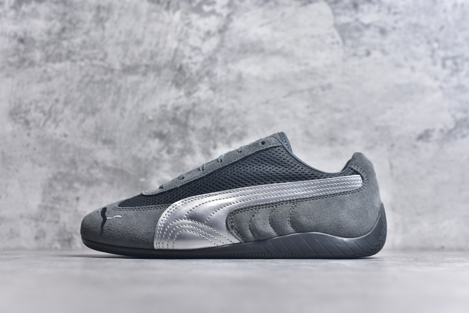 #Puma Speedcat Premium 彪马 防滑耐磨生活休闲 运动鞋 极速赛车系列 复古运动休闲跑鞋 充正版本 鞋面设计轻量透气 提供了舒适性和穿着感受 柔软内里材质 穿着更加舒适 橡胶鞋底提供持久的牵引力 货号：403902-03 尺码：35.5 36 37 37.5 38 38.5 39 40 40.5 41 42 42.5 43 44 45-选品中心