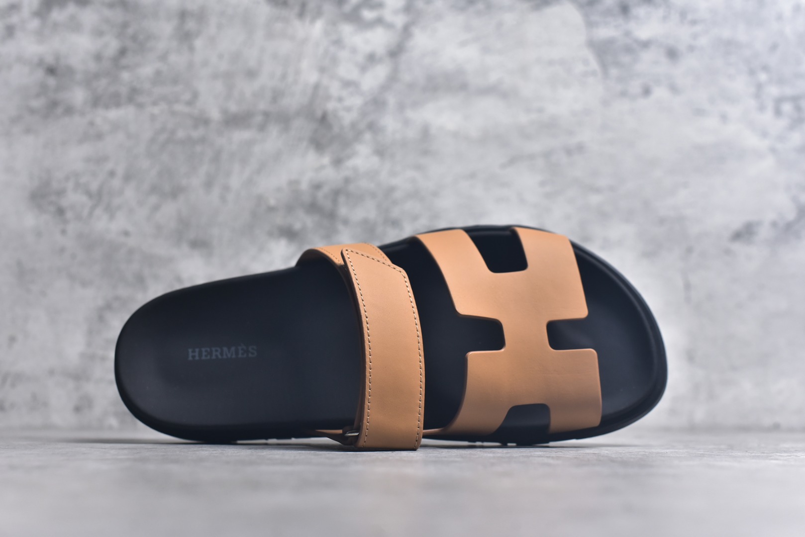 图片[4]-#HERMES 爱马仕 Chypre 平底一字拖鞋 经典系列2025 最新经典款拖鞋 经典皮面/呢绒/牛津面 今年绝比小爆款系列 高端零售可主推款。原版一比一开发 专柜正品以发售 平台开始预售已上架，Zp 7000-10000+ 总计20个配色 首批3个配色已出货 大家放心选购 品质超赞👍 全鞋全真牛皮 私模独立开发原大底 市场独家 压花工艺 几乎接近一致 全套专柜一致包装。尺码：35 36 37 38 39 40 41 42 43 44 45 46-选品中心