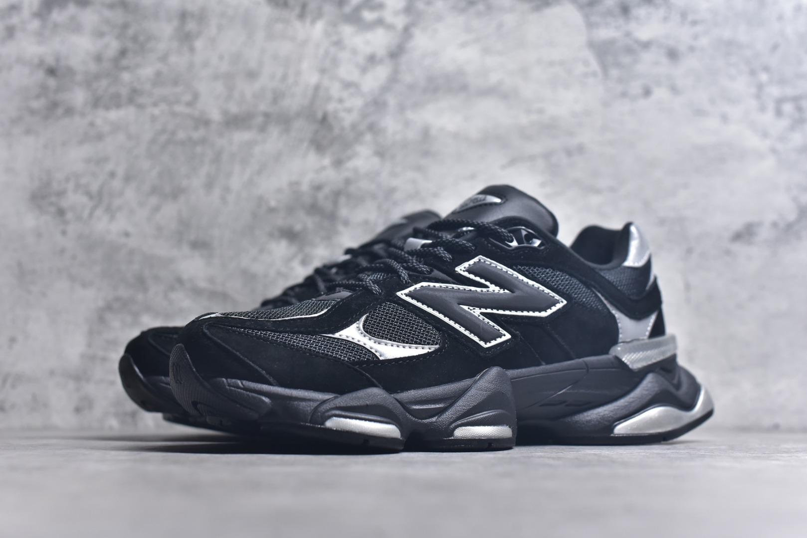 图片[2]-#New Balance NB9060 联名款 复古休闲运动慢跑鞋 黑白色U9060FOS 全套原楦原纸板原厂数据开发 进口三明治网面 原装进口翻毛皮料正确绒感卡色 正确中底拉帮中底网布细节 原厂标裁 带紫光防伪 定制后跟透明水晶模块 冲裁组合 大底贴合程度胶水上色把控完美 整洁度挑战全网艺术家 多道序QC把关品质完善 匠心打造 耗时两个月开发完成 工艺极其复杂难度可想而知 新开独立私模大底 全网唯一正确六层组合大底 高端零售专供产物 尺码：36 37 37.5 38 38.5 39 40 40.5 41 42 42.5 43 44 45 46.5-选品中心