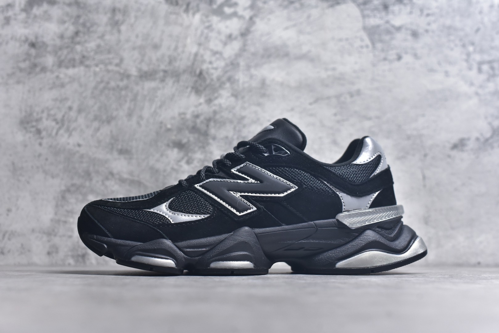 #New Balance NB9060 联名款 复古休闲运动慢跑鞋 黑白色U9060FOS 全套原楦原纸板原厂数据开发 进口三明治网面 原装进口翻毛皮料正确绒感卡色 正确中底拉帮中底网布细节 原厂标裁 带紫光防伪 定制后跟透明水晶模块 冲裁组合 大底贴合程度胶水上色把控完美 整洁度挑战全网艺术家 多道序QC把关品质完善 匠心打造 耗时两个月开发完成 工艺极其复杂难度可想而知 新开独立私模大底 全网唯一正确六层组合大底 高端零售专供产物 尺码：36 37 37.5 38 38.5 39 40 40.5 41 42 42.5 43 44 45 46.5-选品中心