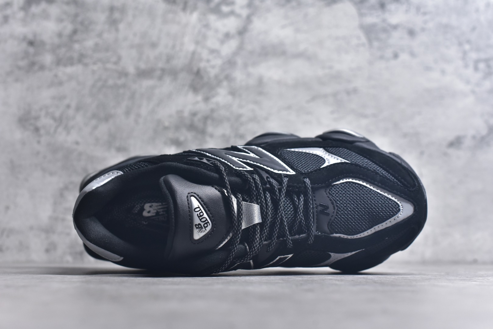 图片[4]-#New Balance NB9060 联名款 复古休闲运动慢跑鞋 黑白色U9060FOS 全套原楦原纸板原厂数据开发 进口三明治网面 原装进口翻毛皮料正确绒感卡色 正确中底拉帮中底网布细节 原厂标裁 带紫光防伪 定制后跟透明水晶模块 冲裁组合 大底贴合程度胶水上色把控完美 整洁度挑战全网艺术家 多道序QC把关品质完善 匠心打造 耗时两个月开发完成 工艺极其复杂难度可想而知 新开独立私模大底 全网唯一正确六层组合大底 高端零售专供产物 尺码：36 37 37.5 38 38.5 39 40 40.5 41 42 42.5 43 44 45 46.5-选品中心