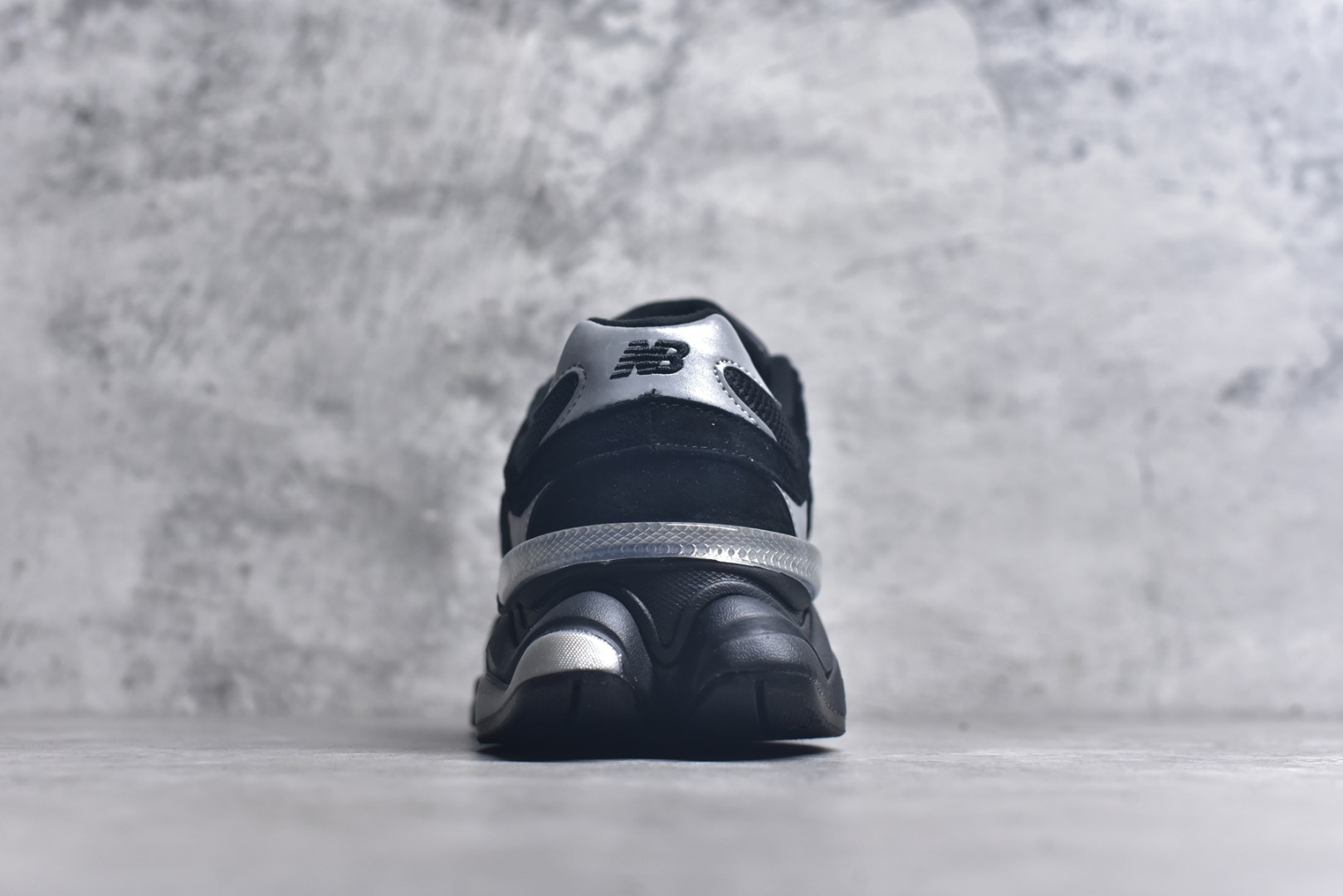 图片[5]-#New Balance NB9060 联名款 复古休闲运动慢跑鞋 黑白色U9060FOS 全套原楦原纸板原厂数据开发 进口三明治网面 原装进口翻毛皮料正确绒感卡色 正确中底拉帮中底网布细节 原厂标裁 带紫光防伪 定制后跟透明水晶模块 冲裁组合 大底贴合程度胶水上色把控完美 整洁度挑战全网艺术家 多道序QC把关品质完善 匠心打造 耗时两个月开发完成 工艺极其复杂难度可想而知 新开独立私模大底 全网唯一正确六层组合大底 高端零售专供产物 尺码：36 37 37.5 38 38.5 39 40 40.5 41 42 42.5 43 44 45 46.5-选品中心