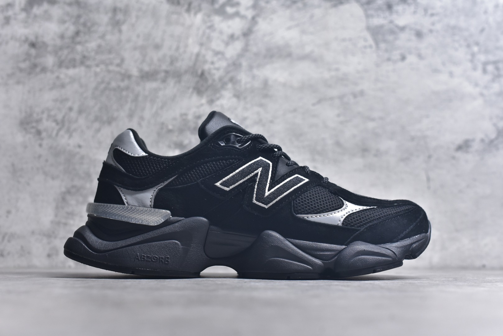 图片[3]-#New Balance NB9060 联名款 复古休闲运动慢跑鞋 黑白色U9060FOS 全套原楦原纸板原厂数据开发 进口三明治网面 原装进口翻毛皮料正确绒感卡色 正确中底拉帮中底网布细节 原厂标裁 带紫光防伪 定制后跟透明水晶模块 冲裁组合 大底贴合程度胶水上色把控完美 整洁度挑战全网艺术家 多道序QC把关品质完善 匠心打造 耗时两个月开发完成 工艺极其复杂难度可想而知 新开独立私模大底 全网唯一正确六层组合大底 高端零售专供产物 尺码：36 37 37.5 38 38.5 39 40 40.5 41 42 42.5 43 44 45 46.5-选品中心