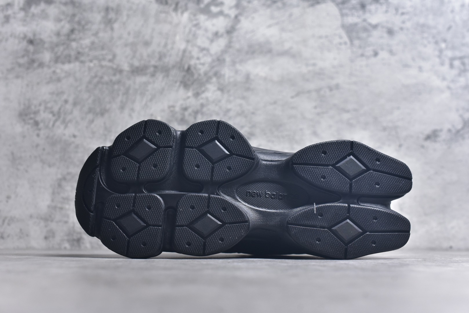 图片[6]-#New Balance NB9060 联名款 复古休闲运动慢跑鞋 黑白色U9060FOS 全套原楦原纸板原厂数据开发 进口三明治网面 原装进口翻毛皮料正确绒感卡色 正确中底拉帮中底网布细节 原厂标裁 带紫光防伪 定制后跟透明水晶模块 冲裁组合 大底贴合程度胶水上色把控完美 整洁度挑战全网艺术家 多道序QC把关品质完善 匠心打造 耗时两个月开发完成 工艺极其复杂难度可想而知 新开独立私模大底 全网唯一正确六层组合大底 高端零售专供产物 尺码：36 37 37.5 38 38.5 39 40 40.5 41 42 42.5 43 44 45 46.5-选品中心