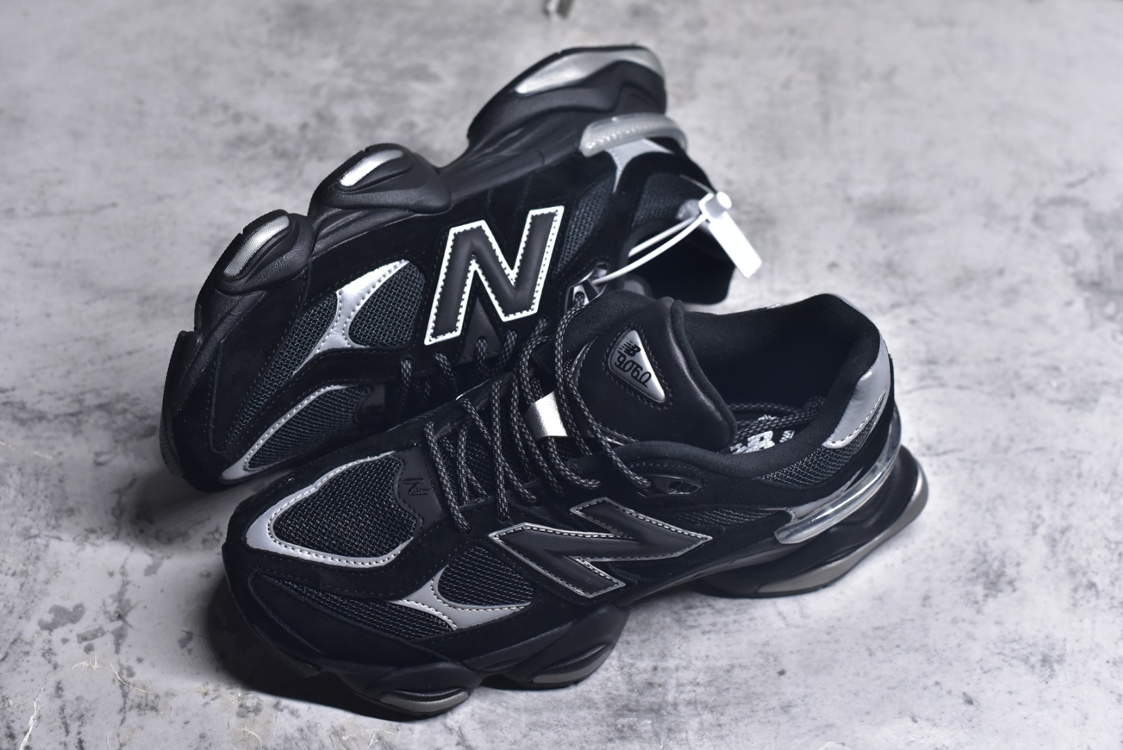 图片[7]-#New Balance NB9060 联名款 复古休闲运动慢跑鞋 黑白色U9060FOS 全套原楦原纸板原厂数据开发 进口三明治网面 原装进口翻毛皮料正确绒感卡色 正确中底拉帮中底网布细节 原厂标裁 带紫光防伪 定制后跟透明水晶模块 冲裁组合 大底贴合程度胶水上色把控完美 整洁度挑战全网艺术家 多道序QC把关品质完善 匠心打造 耗时两个月开发完成 工艺极其复杂难度可想而知 新开独立私模大底 全网唯一正确六层组合大底 高端零售专供产物 尺码：36 37 37.5 38 38.5 39 40 40.5 41 42 42.5 43 44 45 46.5-选品中心